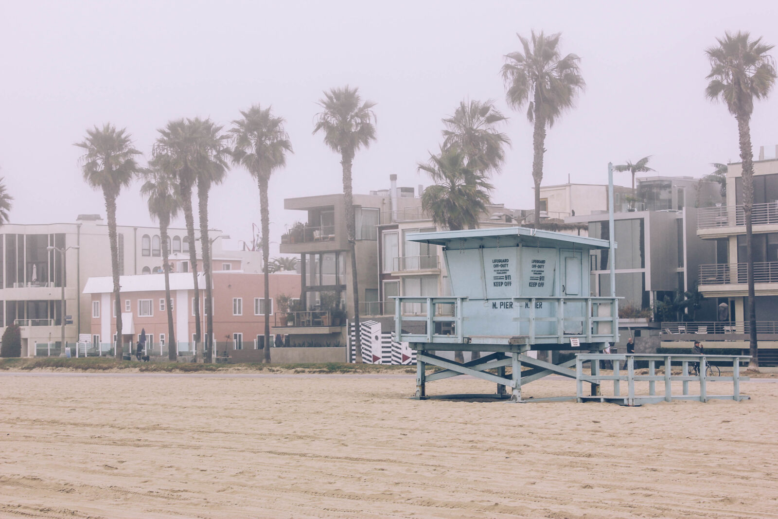 Canon EOS 550D (EOS Rebel T2i / EOS Kiss X4) sample photo. Gray, lifeguard, house, on photography