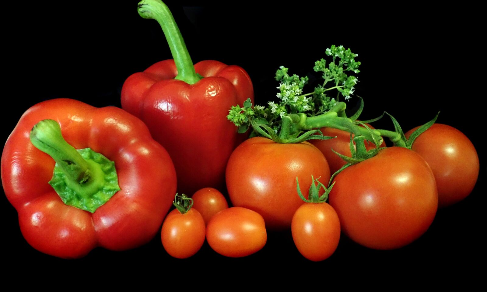 Olympus TG-5 sample photo. Vegetables, tomatoes, capsicum photography