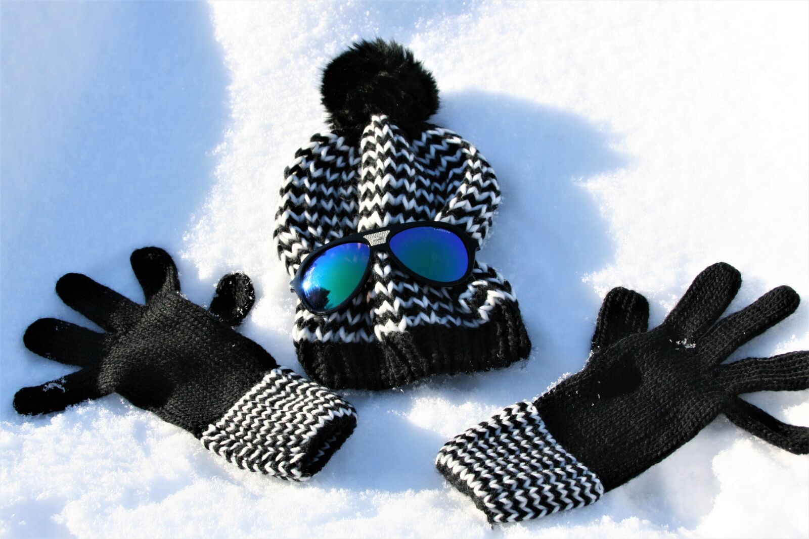 Canon EOS 400D (EOS Digital Rebel XTi / EOS Kiss Digital X) sample photo. Cap, gloves, wool photography