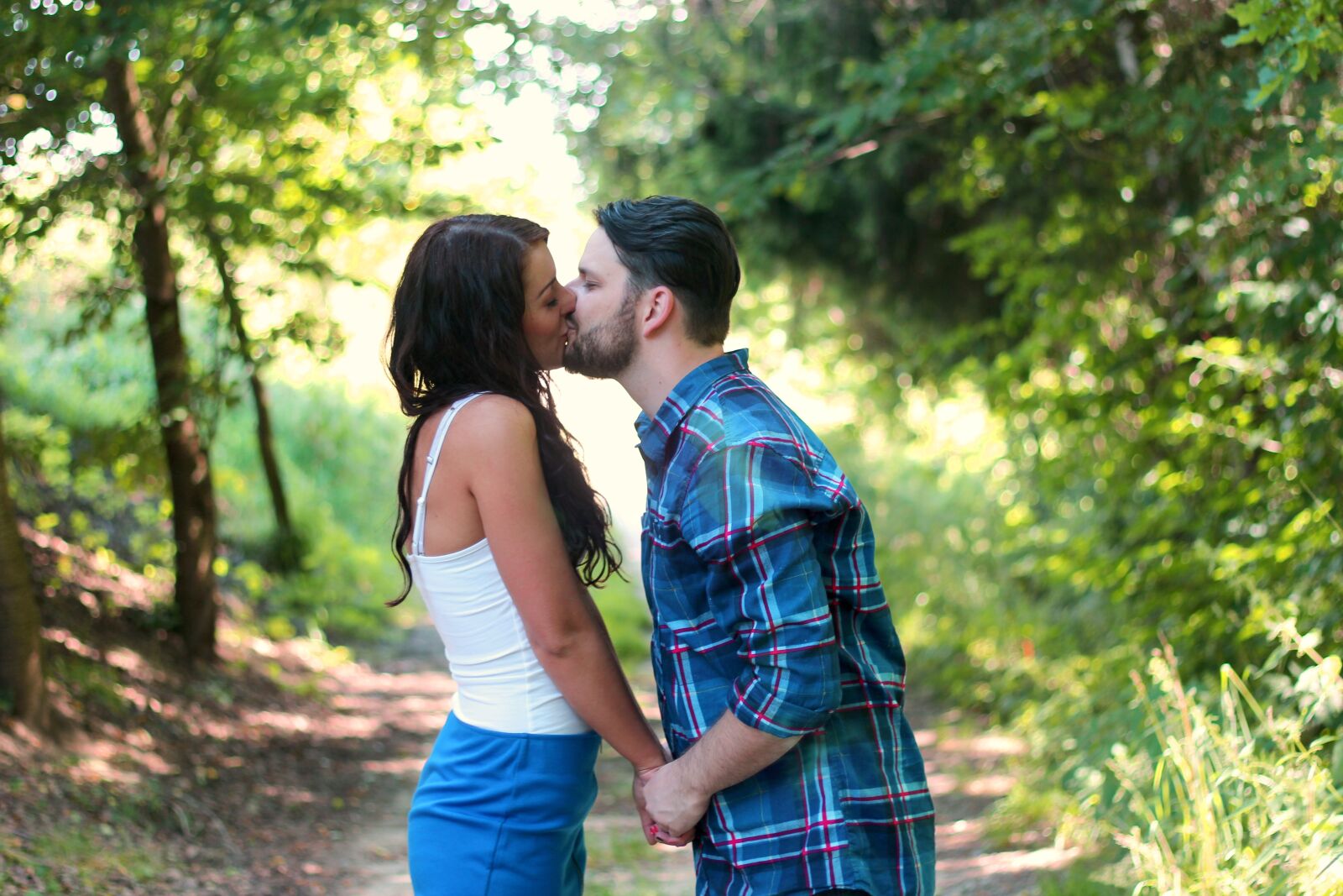 Canon EOS 600D (Rebel EOS T3i / EOS Kiss X5) + Canon EF 50mm F1.8 II sample photo. Couple, love, kiss photography