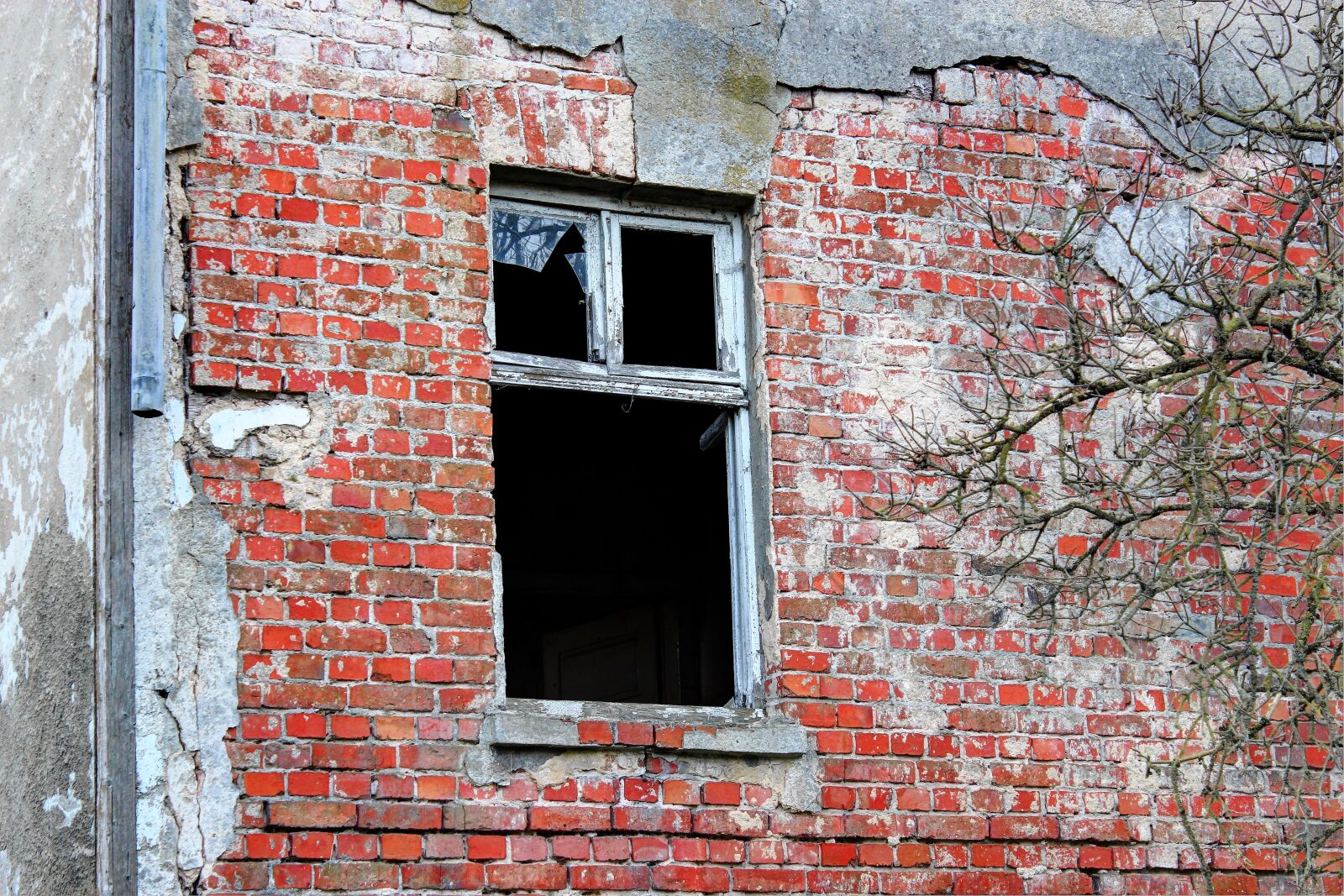 Canon EOS 550D (EOS Rebel T2i / EOS Kiss X4) sample photo. House, old, window photography