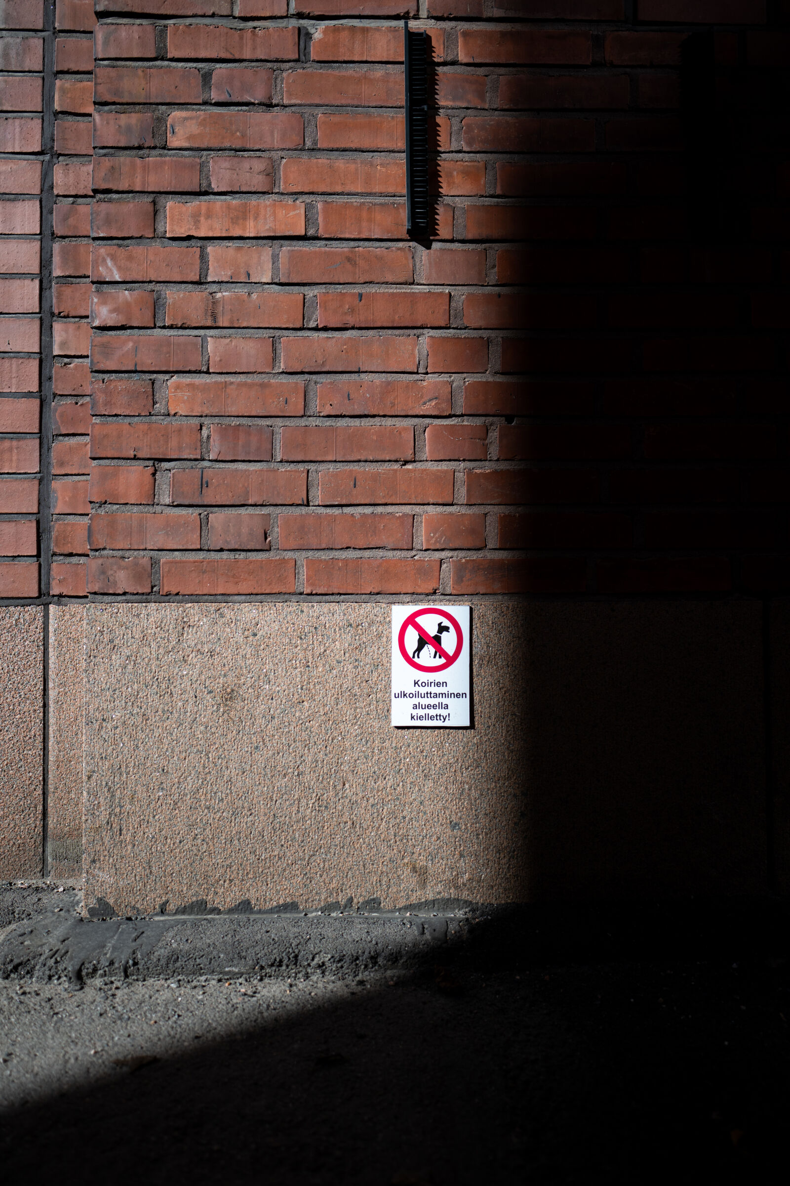 Nikon Nikkor Z 20mm F1.8 S sample photo. Brickwall sign photography