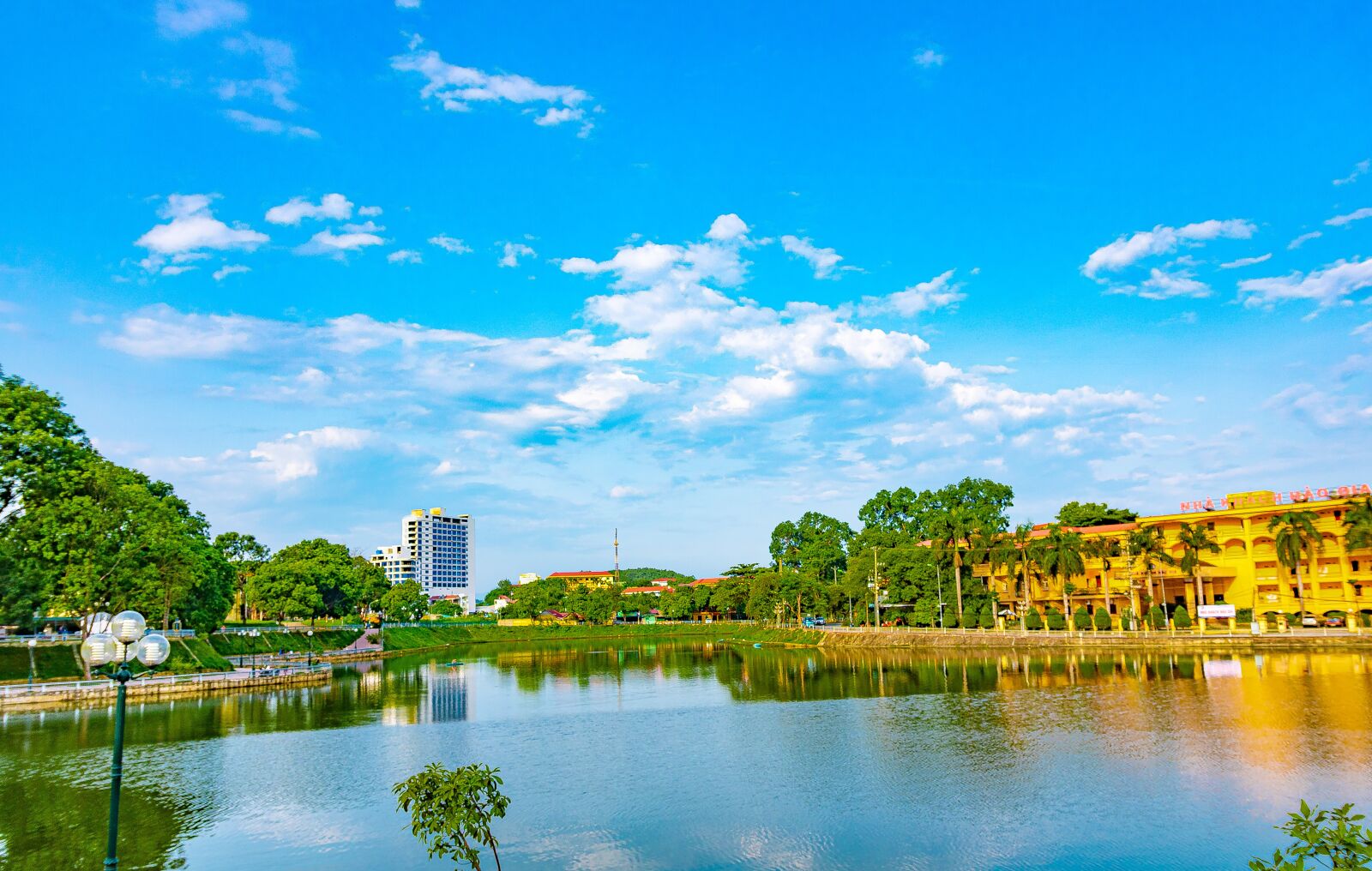Canon EOS 750D (EOS Rebel T6i / EOS Kiss X8i) sample photo. City, cloud, lake photography