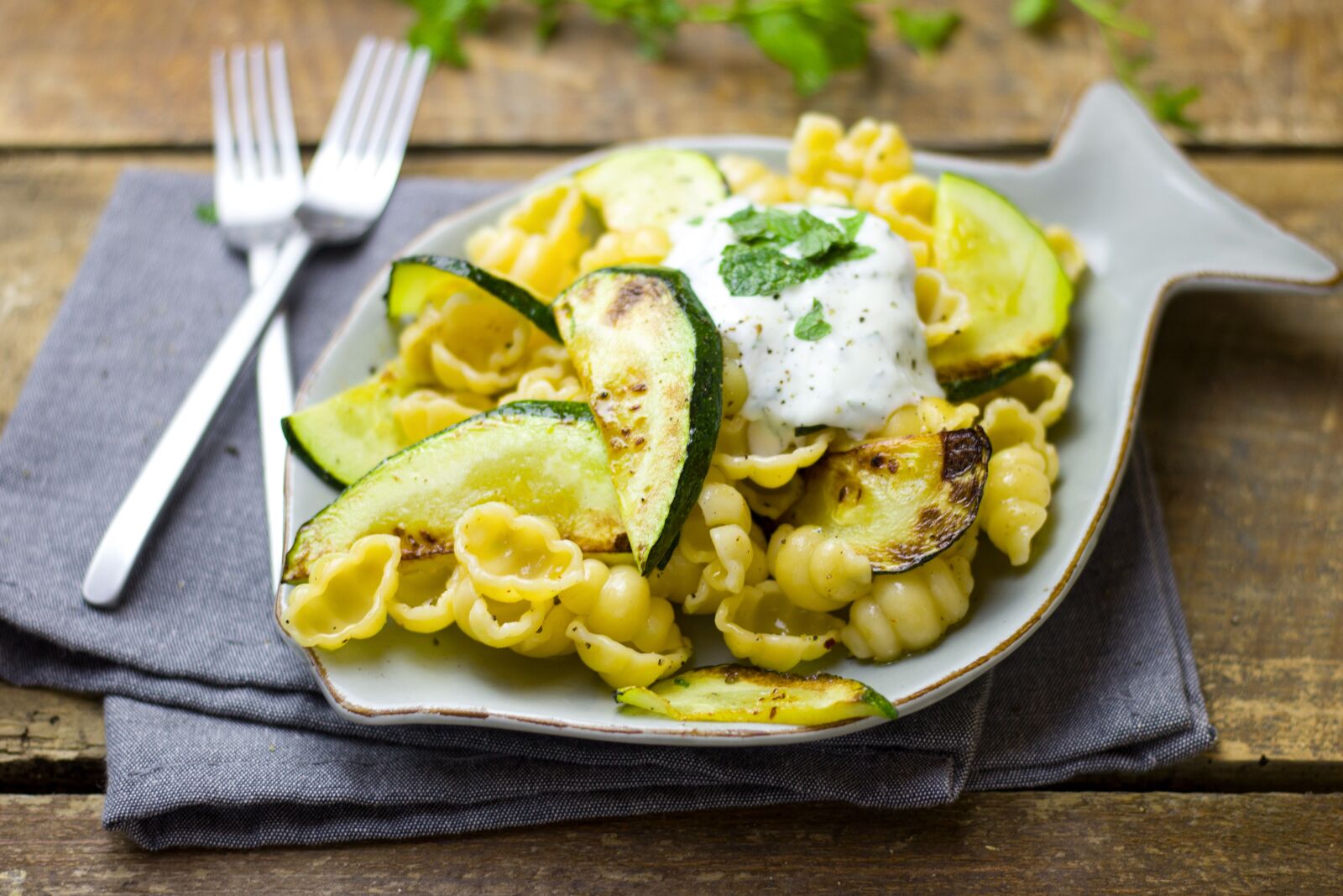 Canon EOS 600D (Rebel EOS T3i / EOS Kiss X5) + Canon EF 50mm F1.8 STM sample photo. Pasta, noodles, zucchini photography