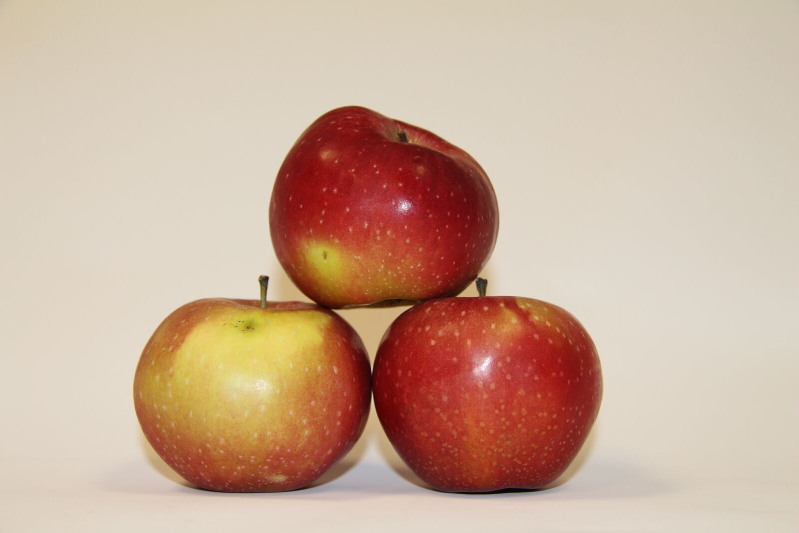 Canon EF-S 17-85mm F4-5.6 IS USM sample photo. Apple, red, fruit photography