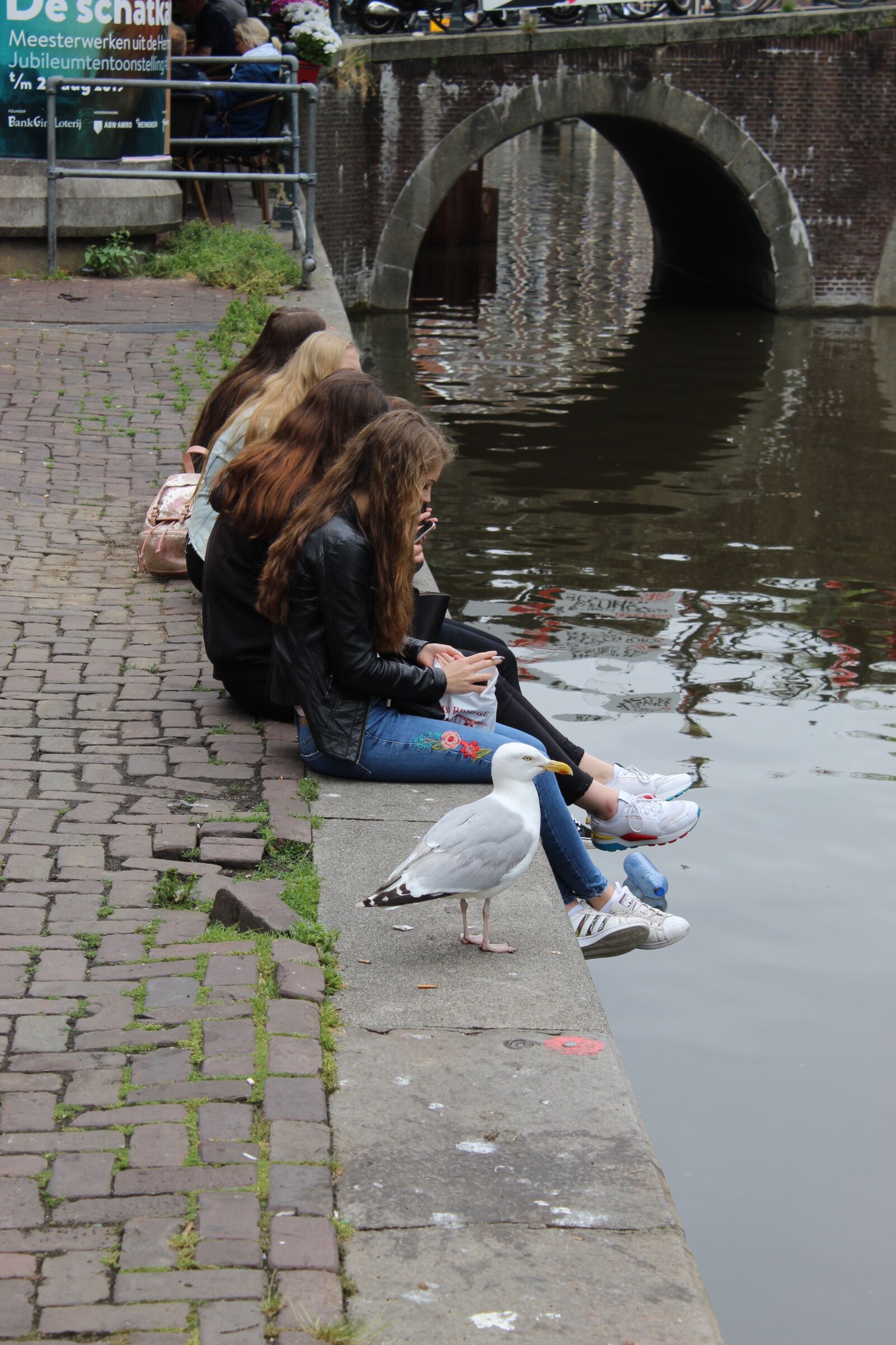 Canon EOS 4000D (EOS Rebel T100 / EOS 3000D) sample photo. Girls, water, amsterdam photography