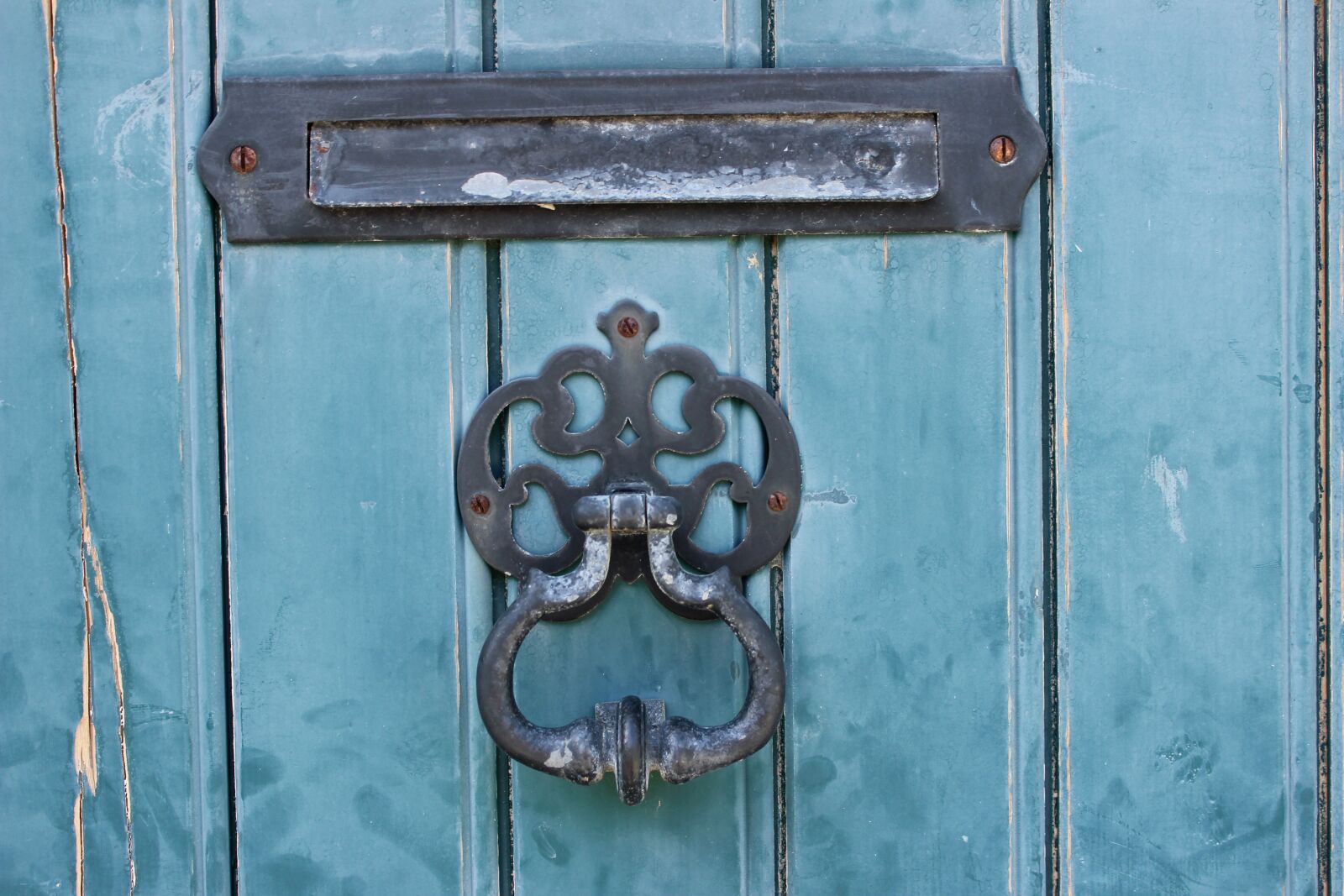 Canon EOS 600D (Rebel EOS T3i / EOS Kiss X5) sample photo. Letters box, door, blue photography