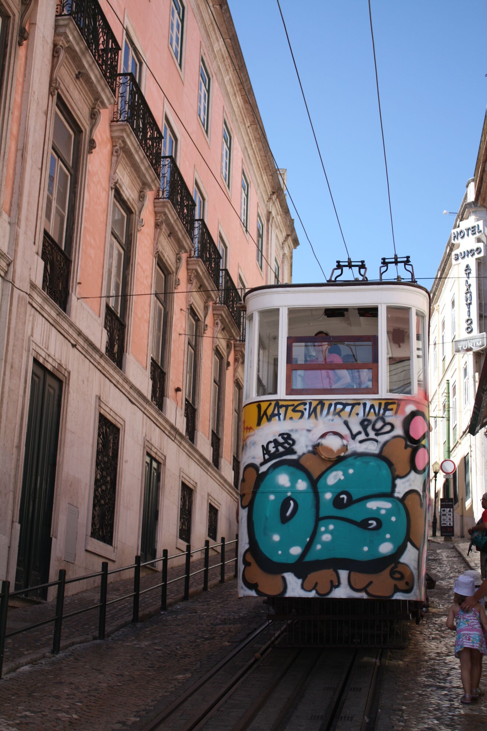Canon EOS 450D (EOS Rebel XSi / EOS Kiss X2) sample photo. Lisbon, tram, graffiti photography