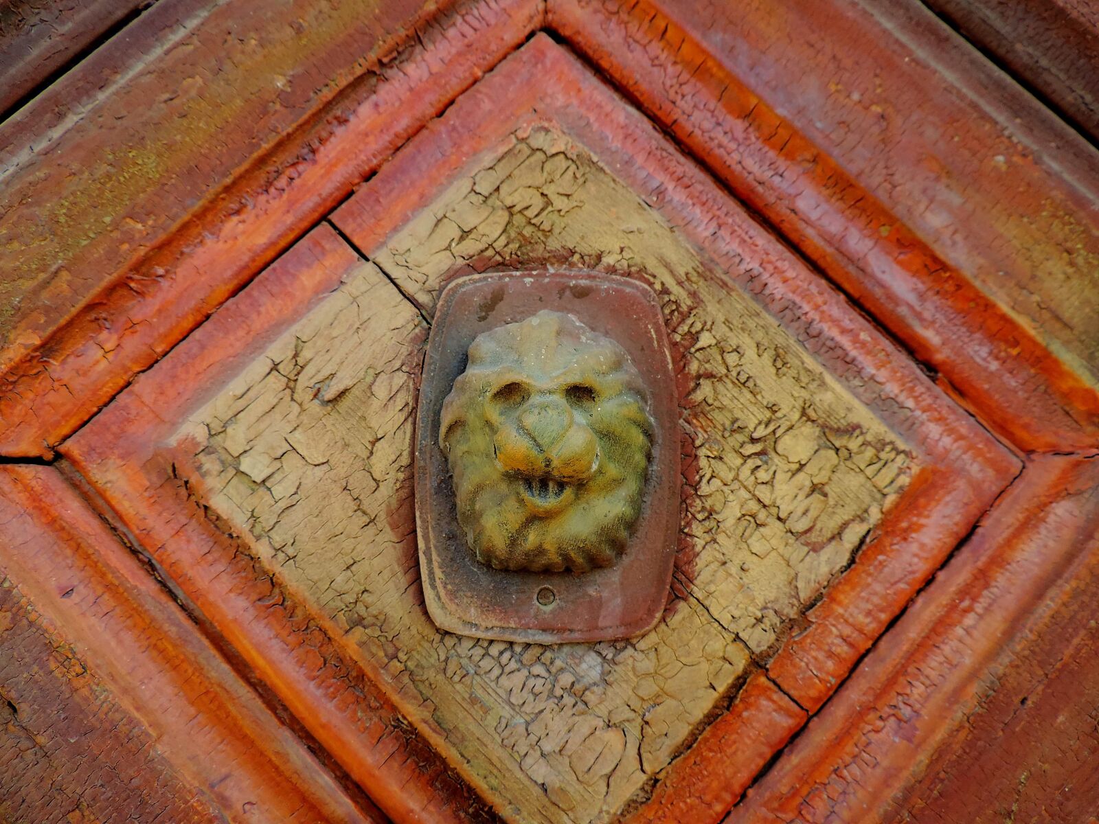 Nikon Coolpix P520 sample photo. Brass, front door, sculpture photography