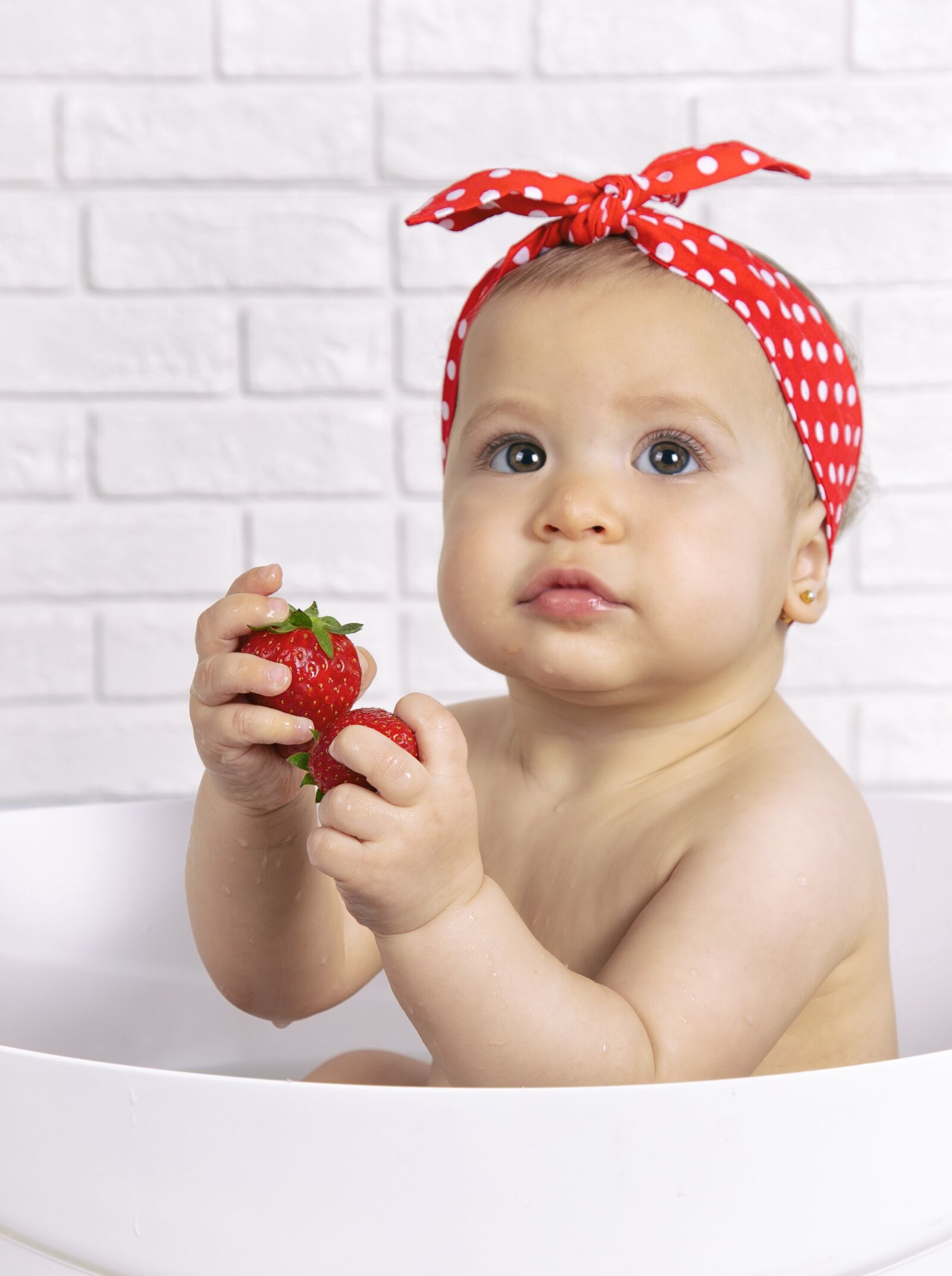 Canon EOS 6D + Canon EF 24-105mm F4L IS USM sample photo. Strawberries, girl, fruit photography