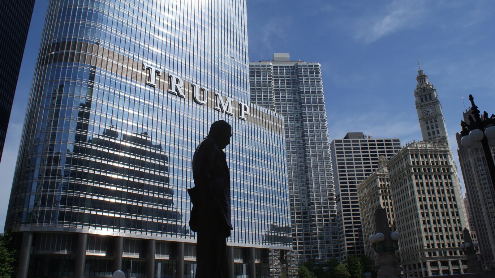 Sony Alpha DSLR-A200 sample photo. Skyscraper, city, architecture photography