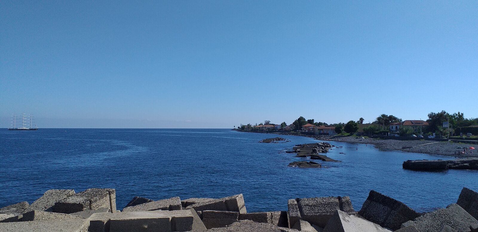 Samsung Galaxy J4+ sample photo. Beach, riposto, sea photography