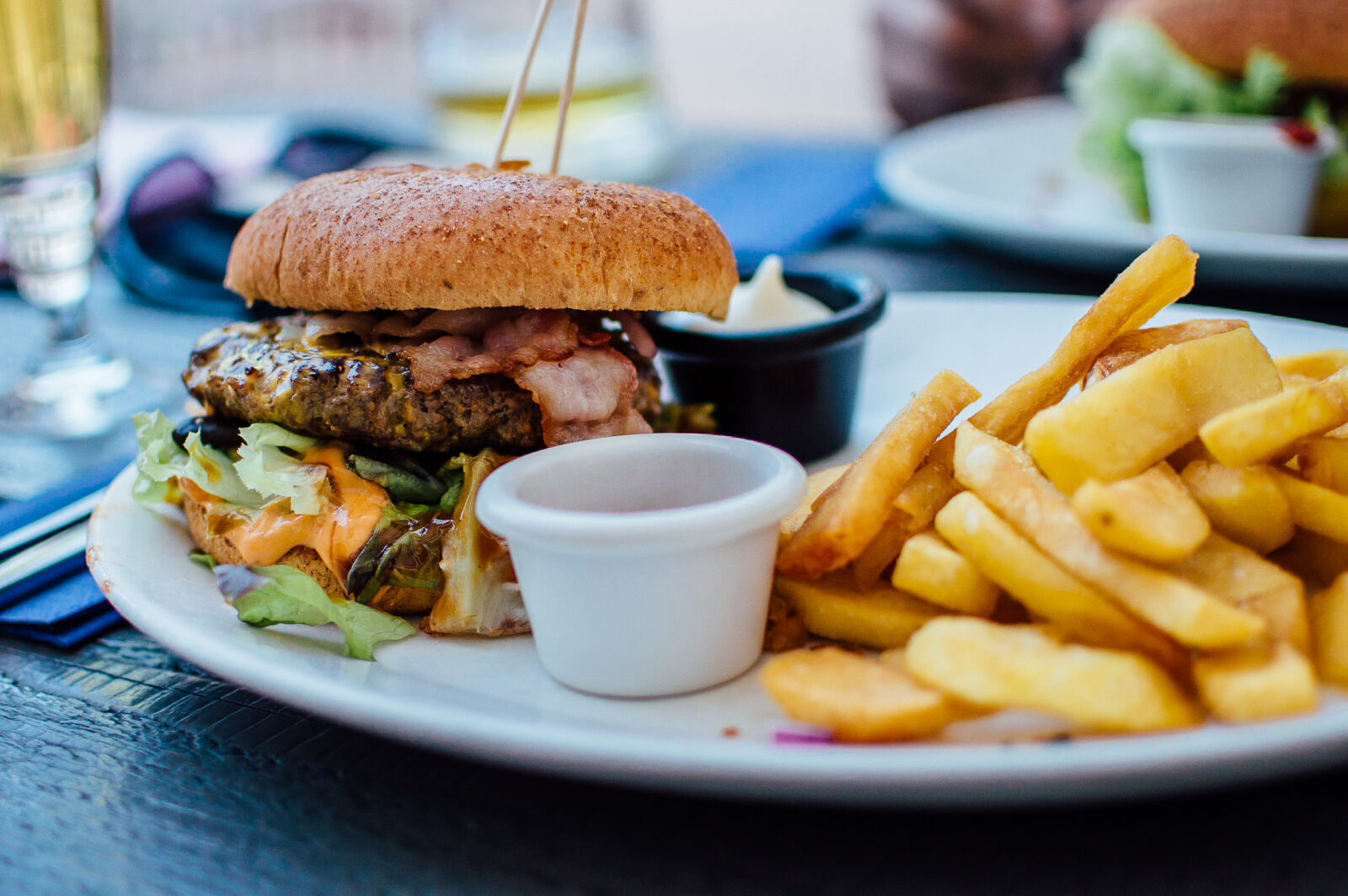 Nikon D3200 + Nikon AF-S DX Nikkor 35mm F1.8G sample photo. Food, dinner, lunch, unhealthy photography