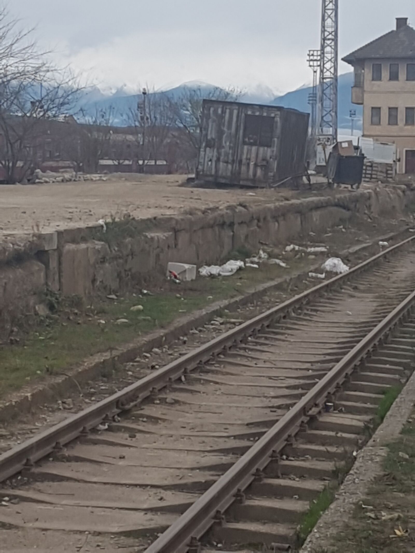 Samsung Galaxy S7 sample photo. Railroad, train station, train photography