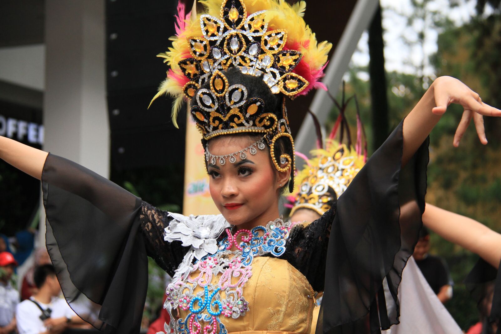 Canon EF-S 18-200mm F3.5-5.6 IS sample photo. Dance, traditional, sunda photography