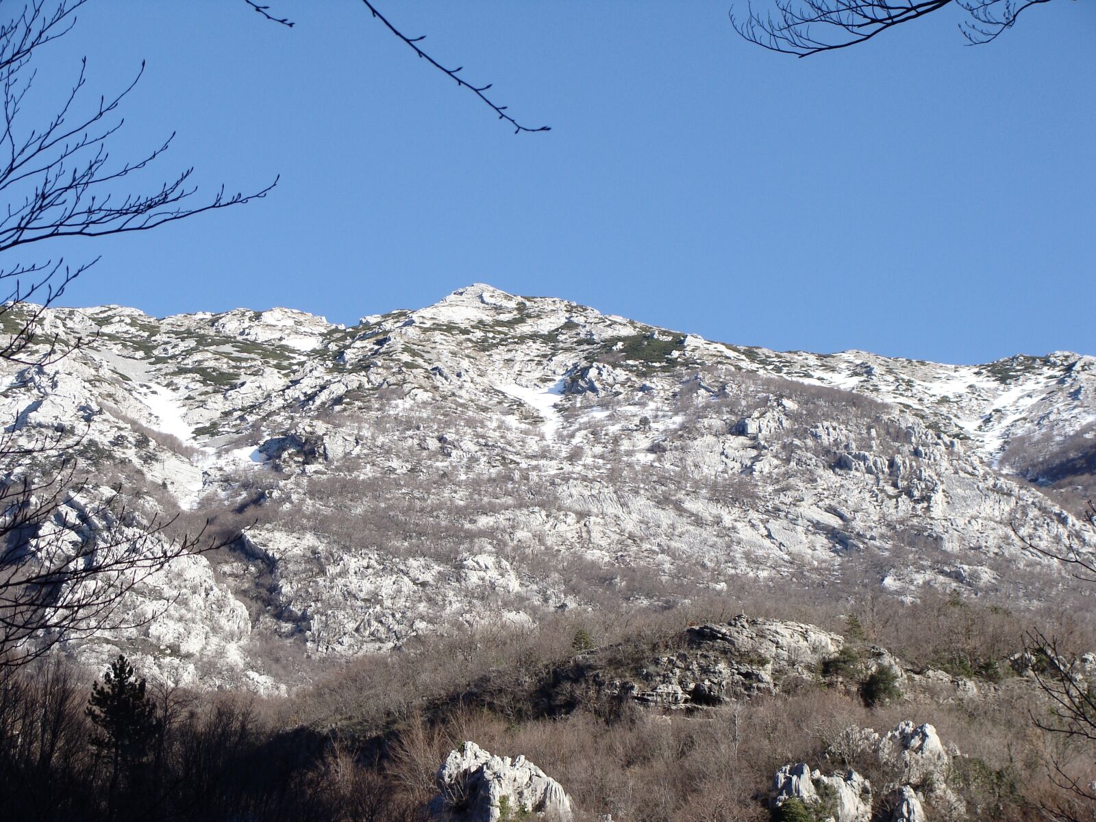 Sony Cyber-shot DSC-H10 sample photo. Mountain, cold, rock photography