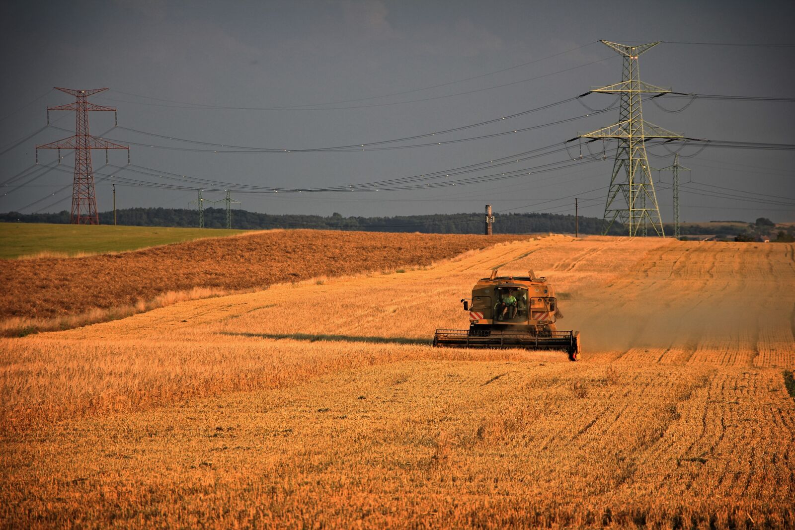 Canon EOS 550D (EOS Rebel T2i / EOS Kiss X4) sample photo. Harvest, harvester, blue sky photography