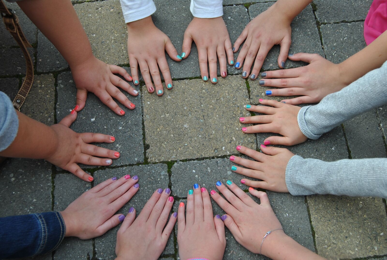 Nikon D3000 sample photo. Hands, girls, circle photography