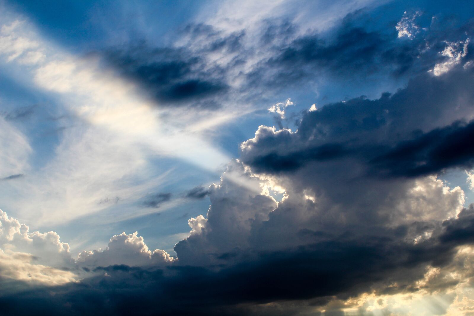 Canon EOS 600D (Rebel EOS T3i / EOS Kiss X5) sample photo. Weather, sunbeam, clouds photography