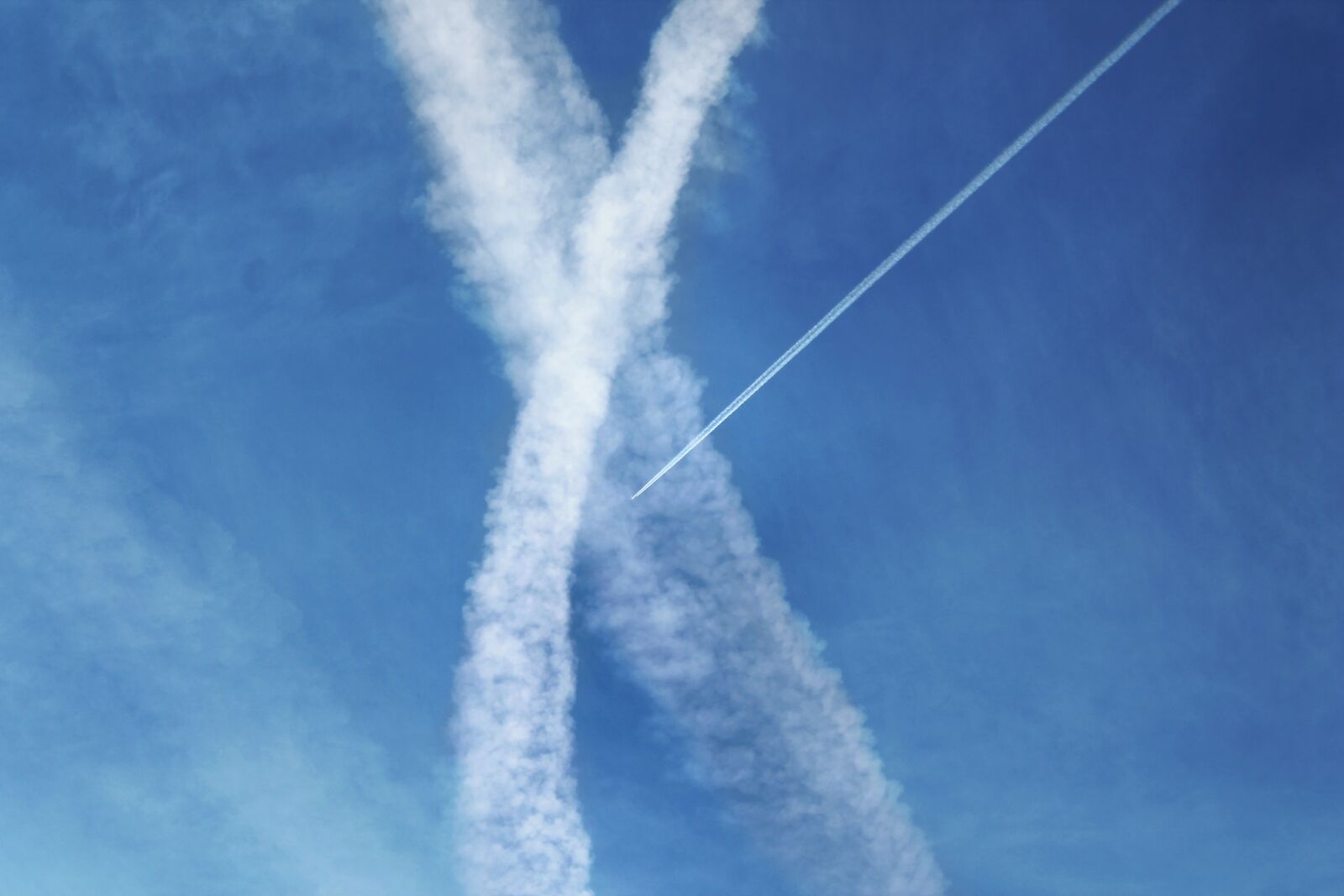 Canon EOS 1100D (EOS Rebel T3 / EOS Kiss X50) sample photo. Sky, clouds, airplane photography