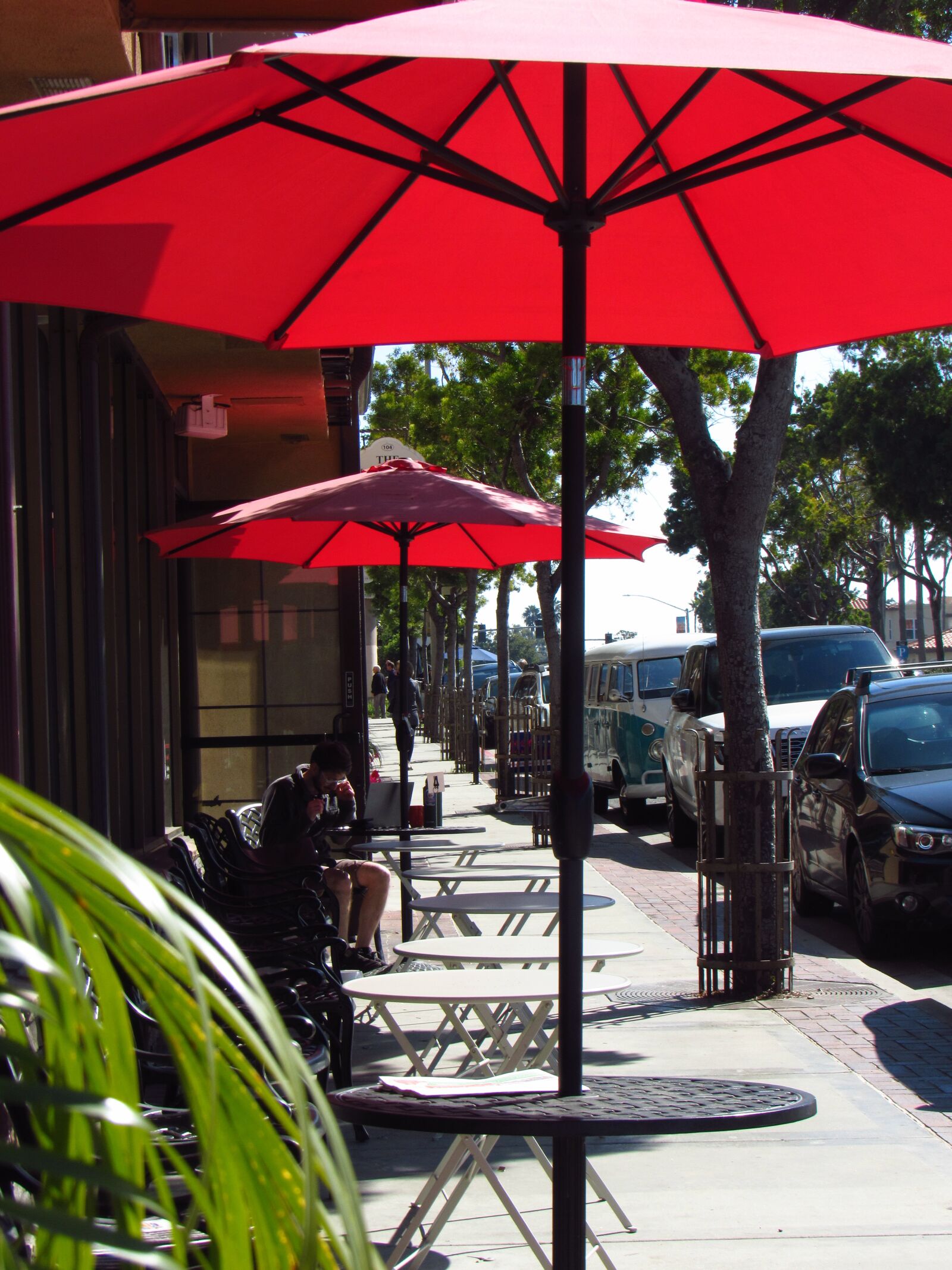 Уличные кафе купить. Зонт для кафе. Зонтик для кафе большой. Зонты для летнего кафе. Уличное кафе с зонтиками.