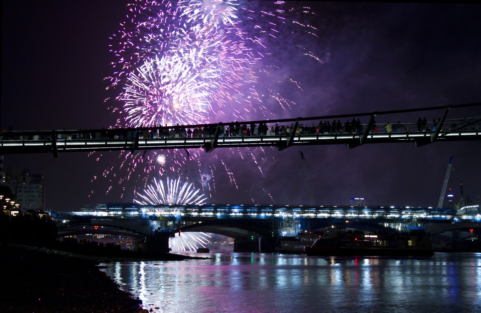 Canon EOS 550D (EOS Rebel T2i / EOS Kiss X4) sample photo. London, thames, england photography
