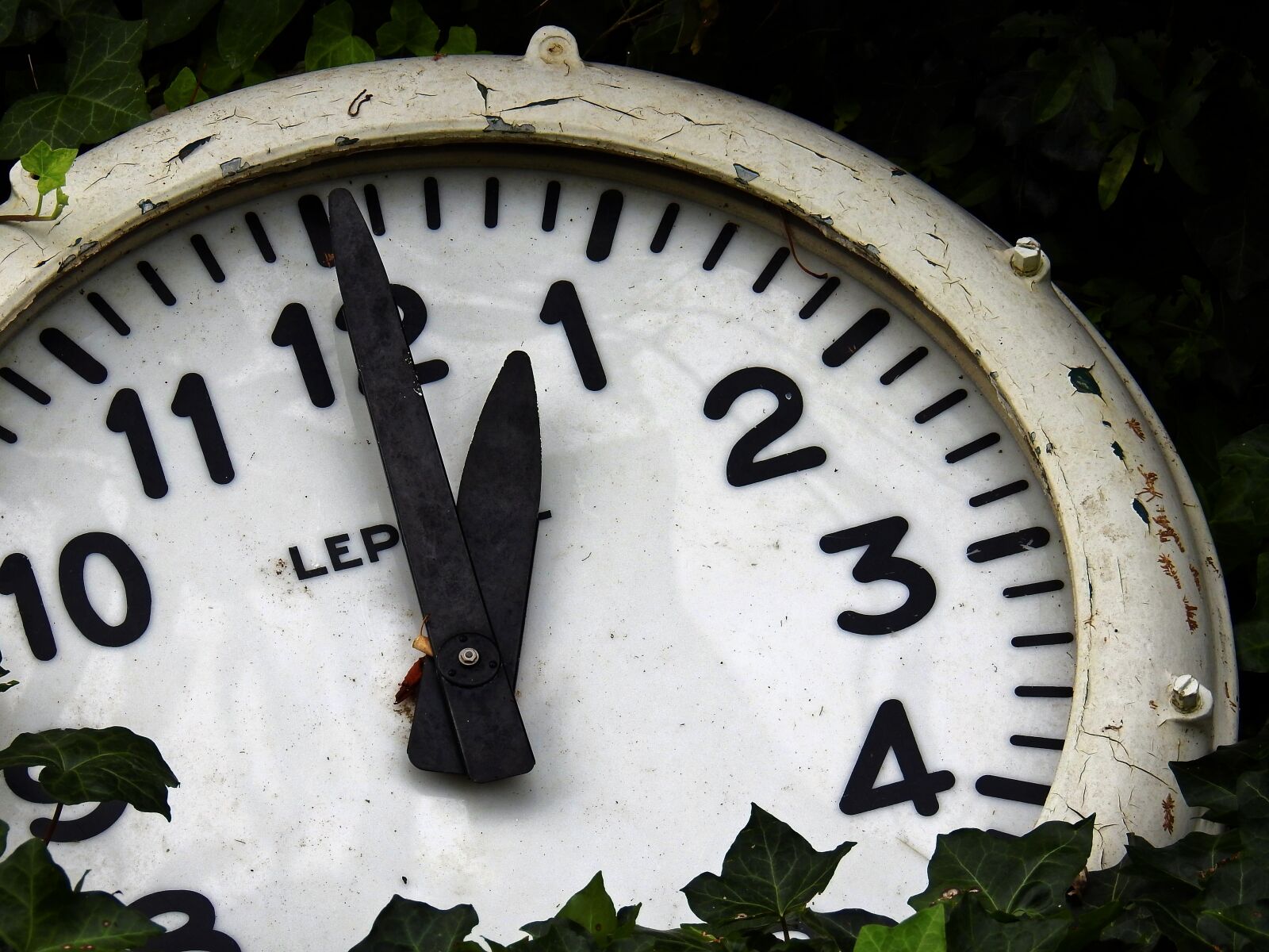 Nikon Coolpix P900 sample photo. Clock, time, time indicating photography