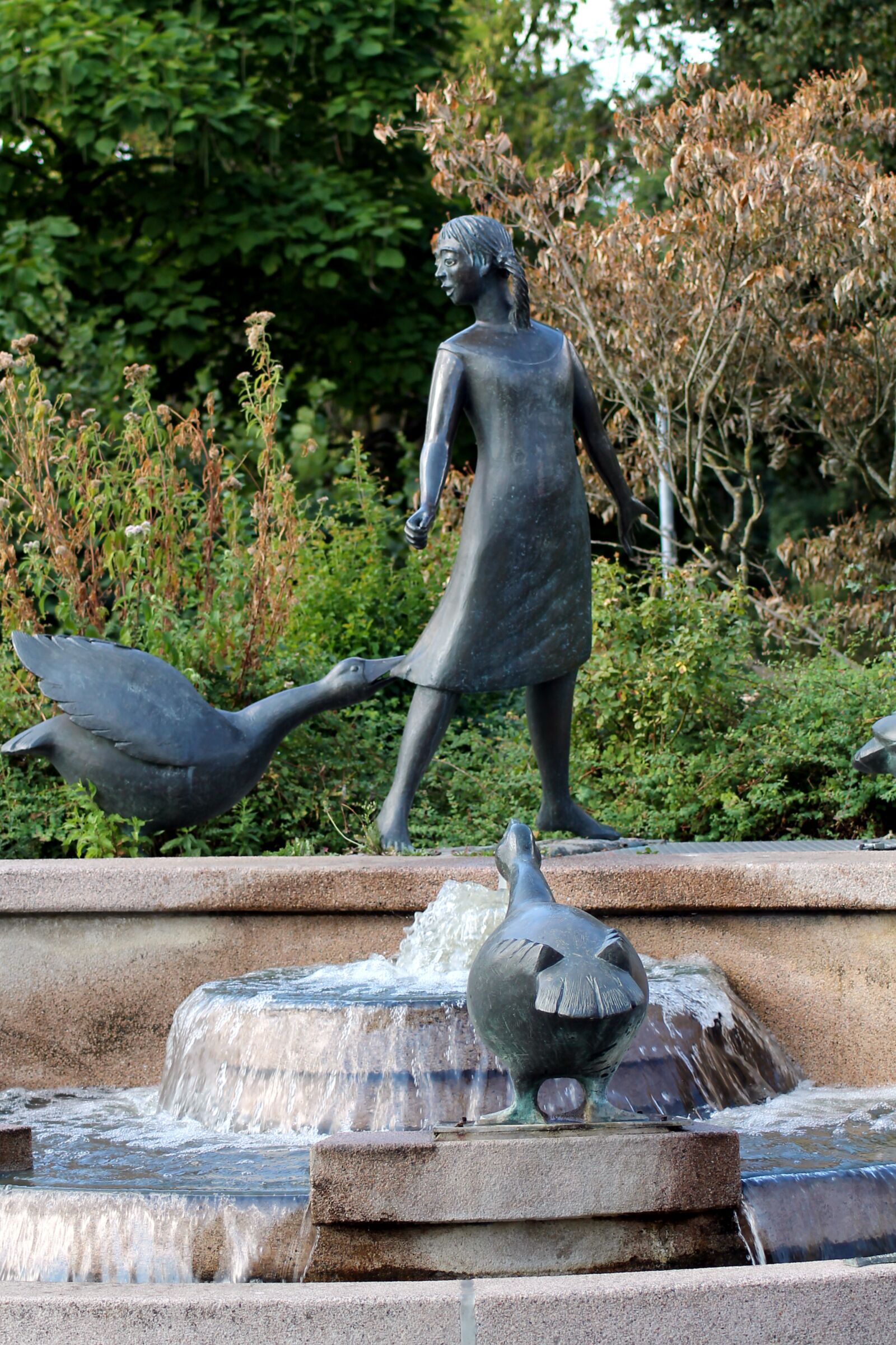 Canon EOS 1100D (EOS Rebel T3 / EOS Kiss X50) sample photo. Geese, goose girl, fountain photography