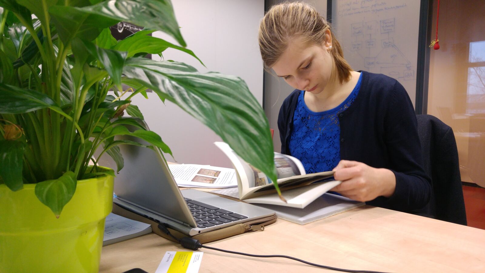 LG G4 sample photo. Studying girl, girl, study photography