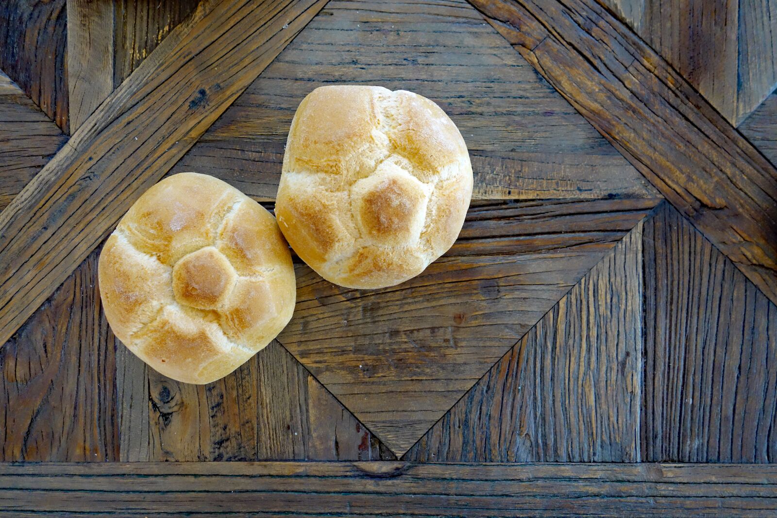 Sony Cyber-shot DSC-RX100 II sample photo. Roll, breakfast, wooden table photography