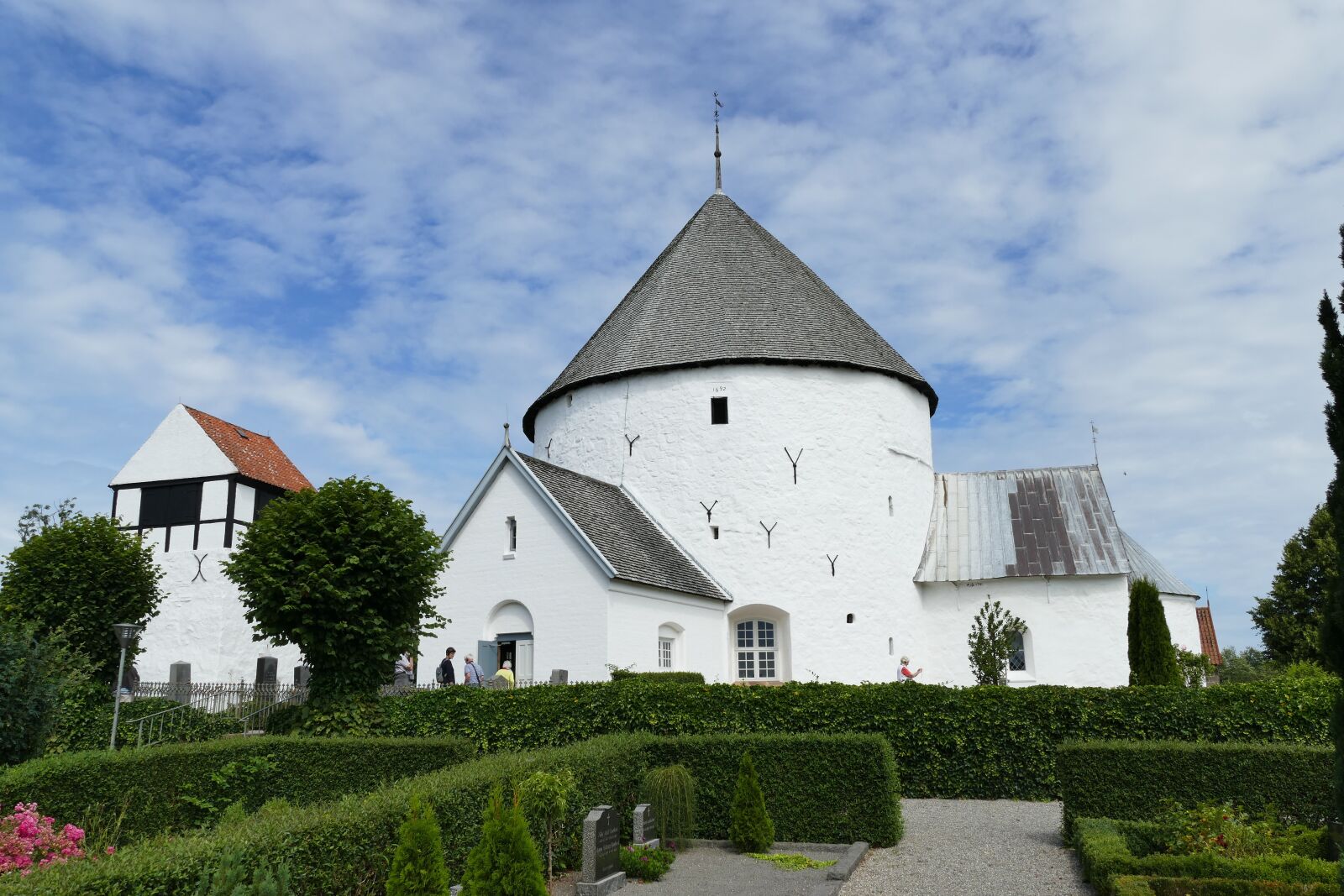 Panasonic Lumix DMC-FZ1000 sample photo. Bornholm, church, round photography
