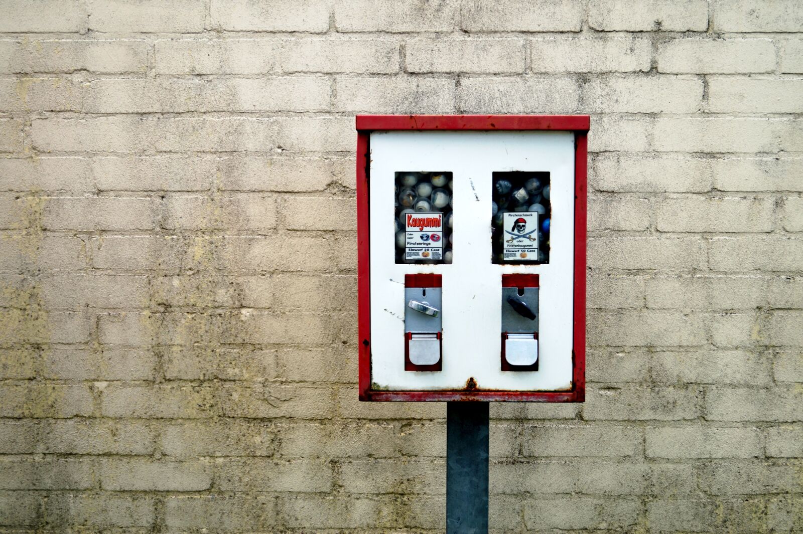 Sony SLT-A58 sample photo. Automatic, chewing gum, retro photography
