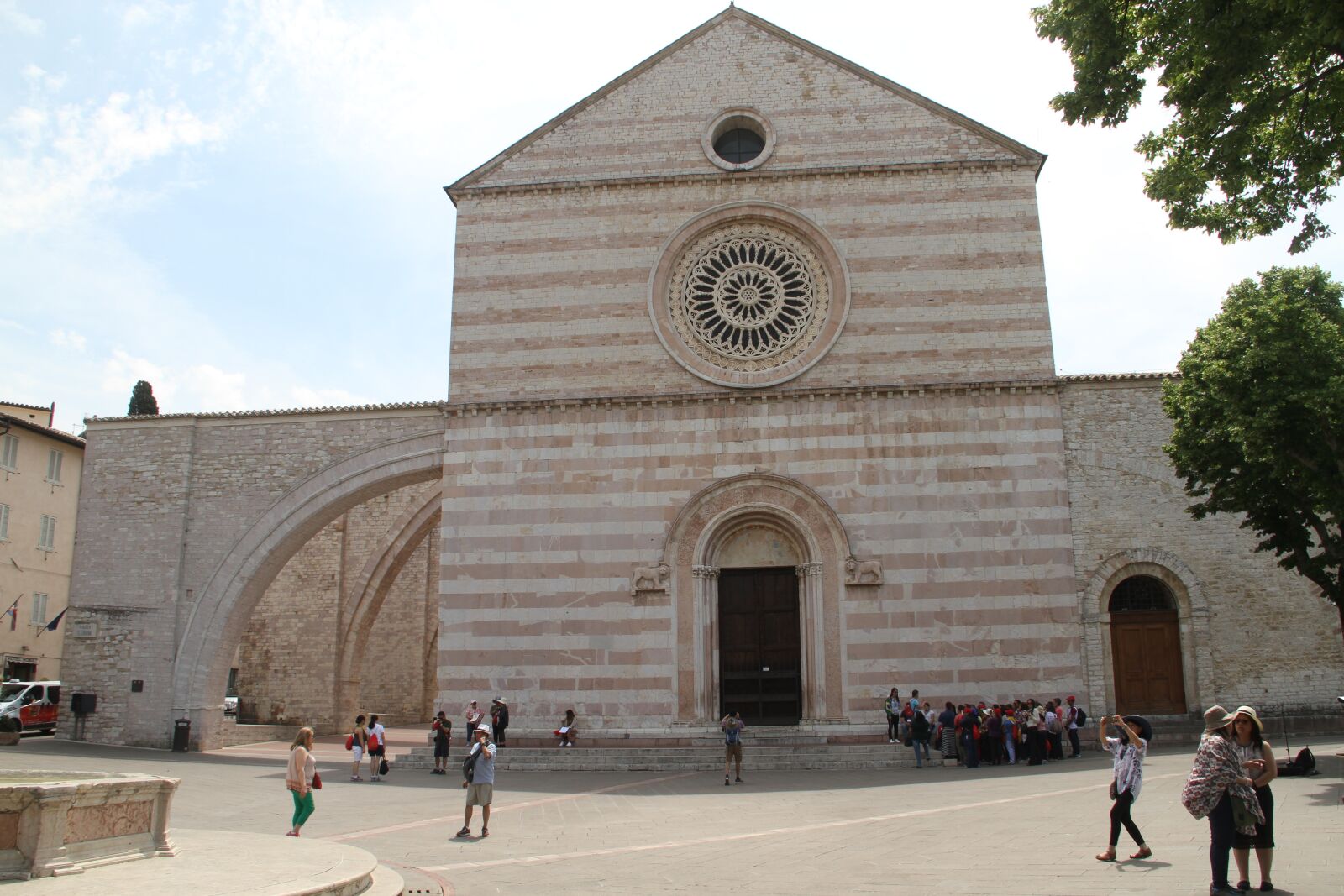Canon EOS 7D + Canon EF-S 18-135mm F3.5-5.6 IS sample photo. Assisi, church, piazza photography