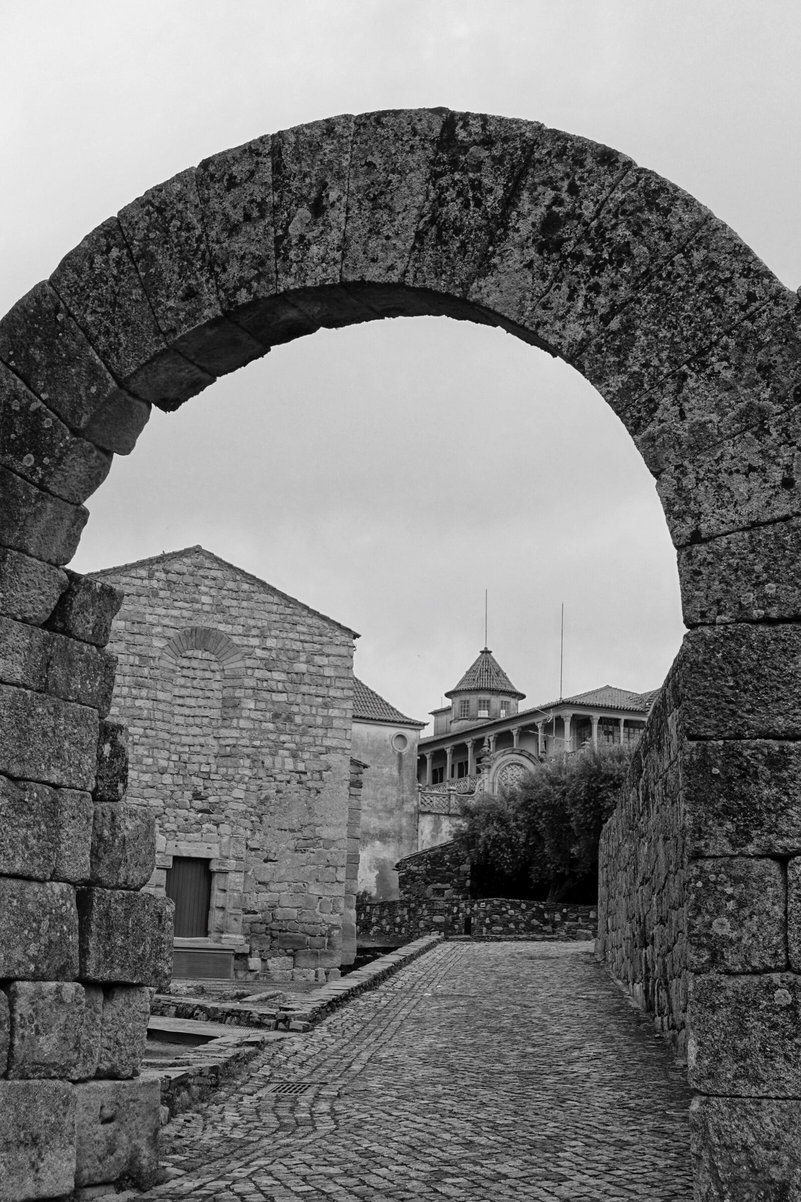 Sony Cyber-shot DSC-RX100 III sample photo. Arch, stone, path photography