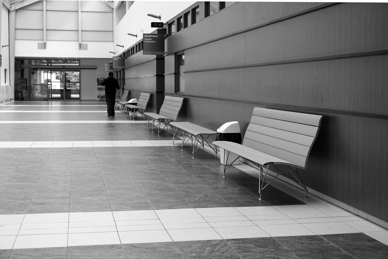 Sony a6000 sample photo. Allee, bancs, hospital, noir photography