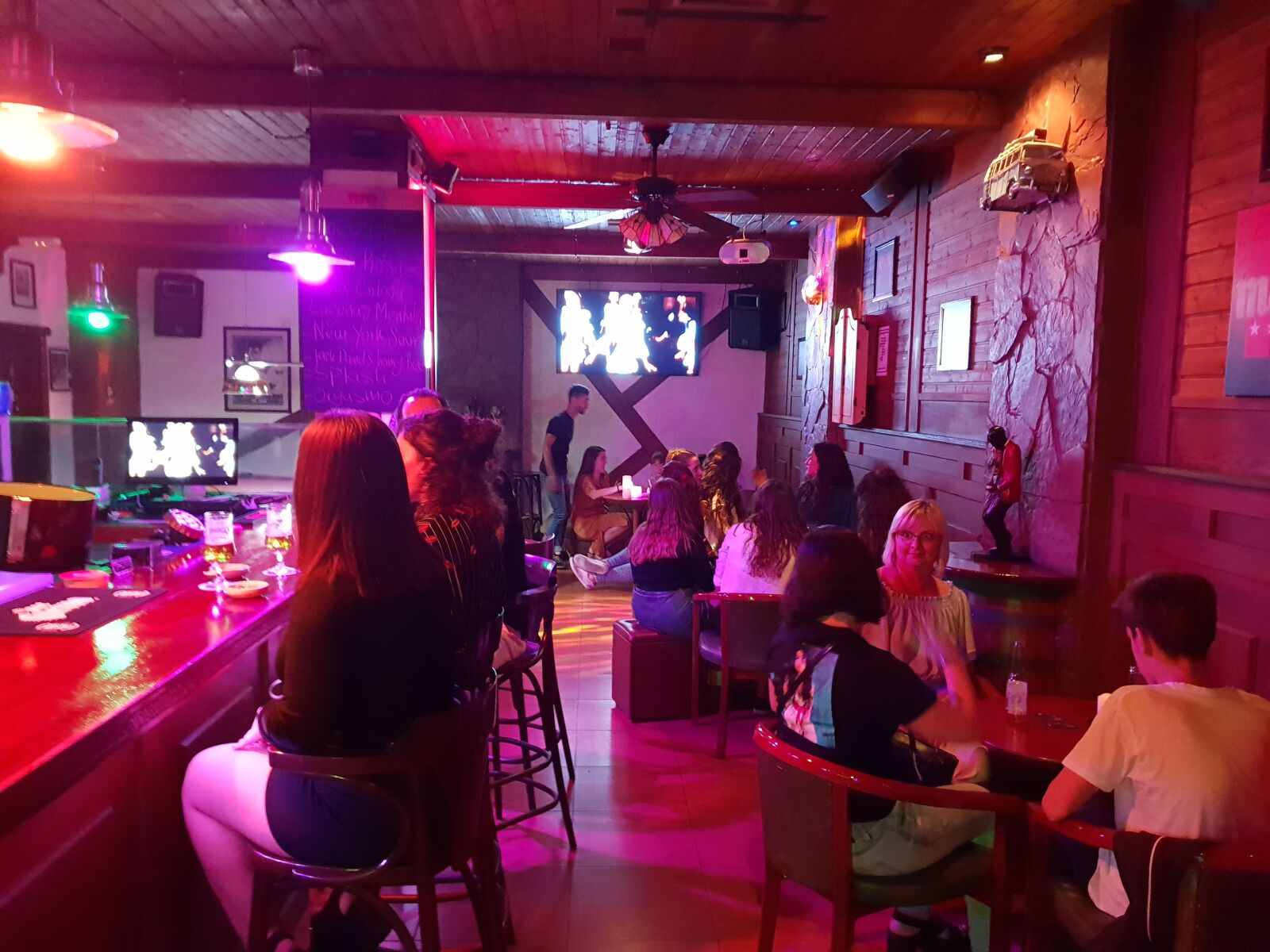 Samsung Galaxy S9+ sample photo. Bar, gente, divercion photography