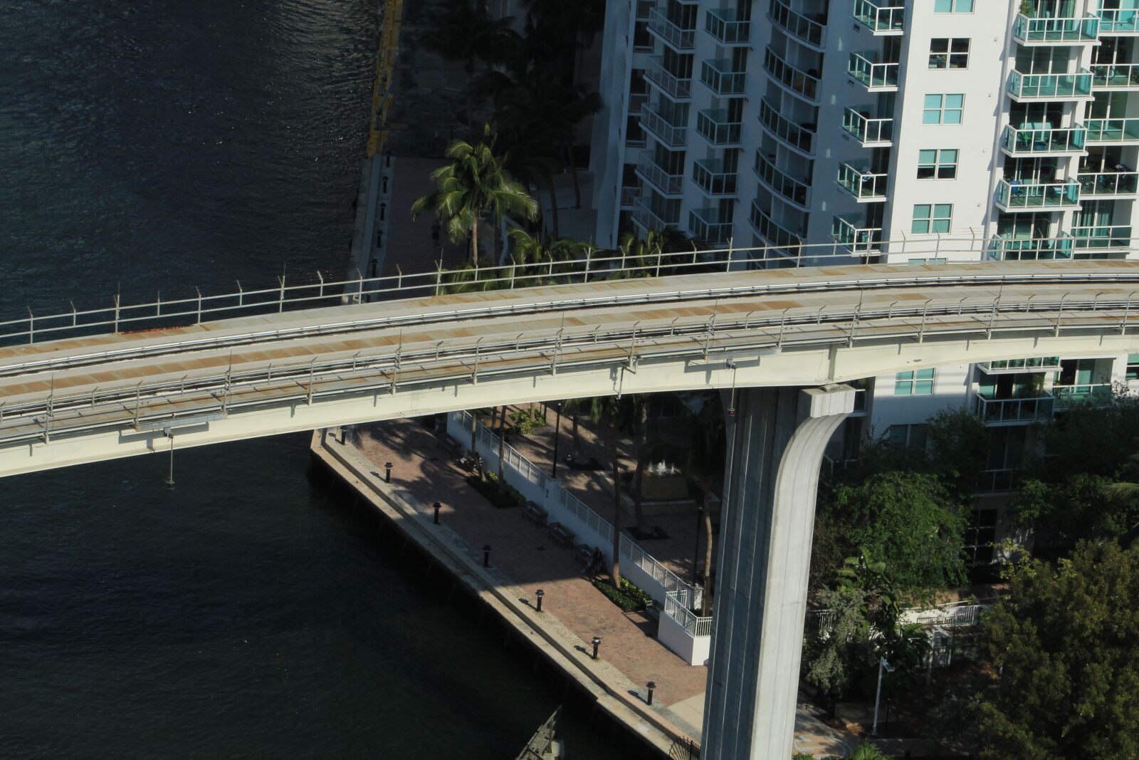 Canon EF75-300mm f/4-5.6 sample photo. Miami, metropolis, city photography