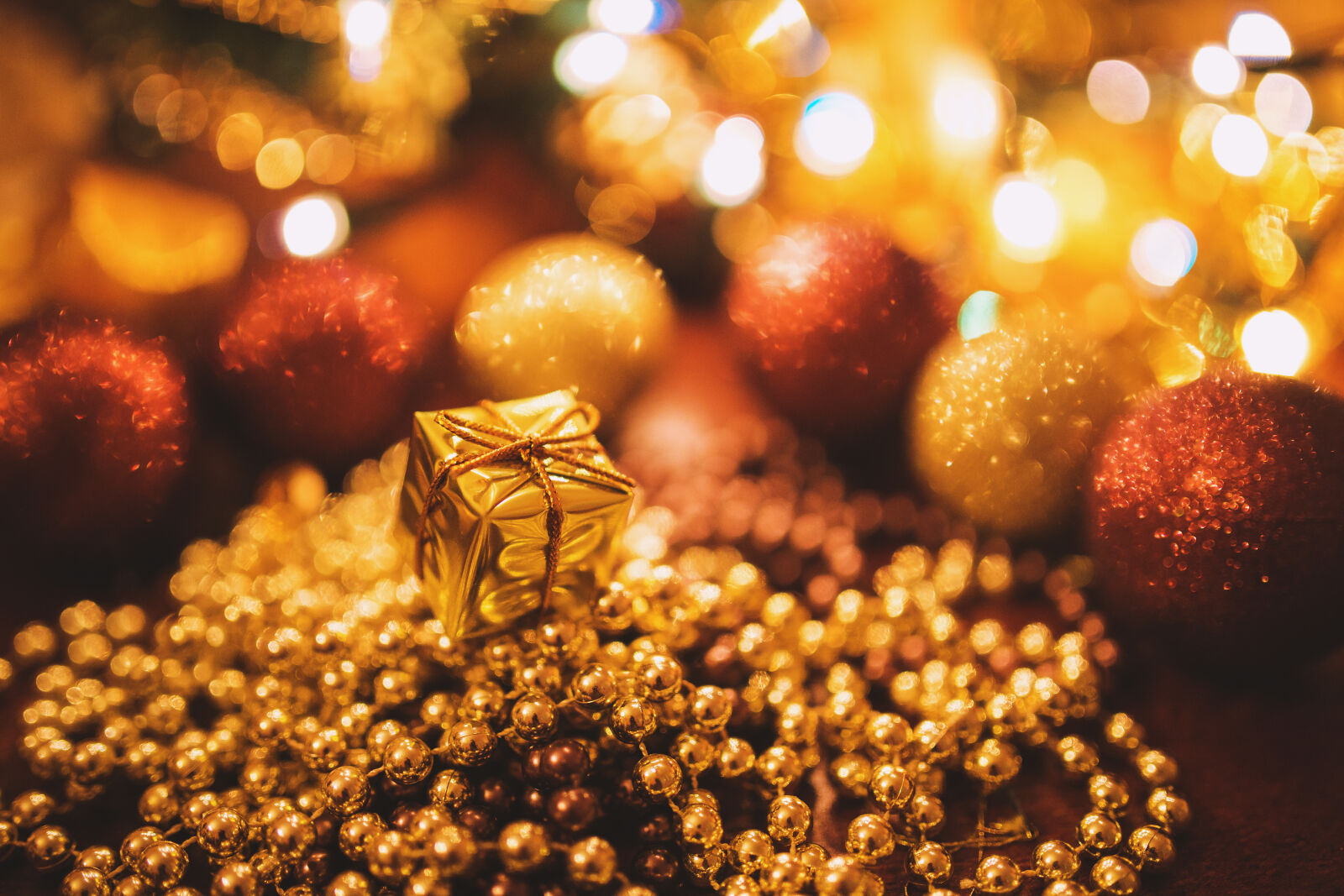 Sigma 35mm F1.4 DG HSM Art sample photo. Tiny, gold, christmas, gift photography