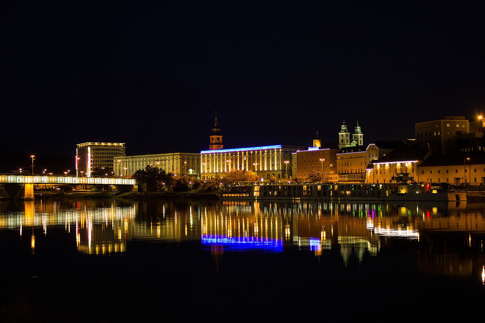 Canon EOS 600D (Rebel EOS T3i / EOS Kiss X5) sample photo. City, night, panorama photography