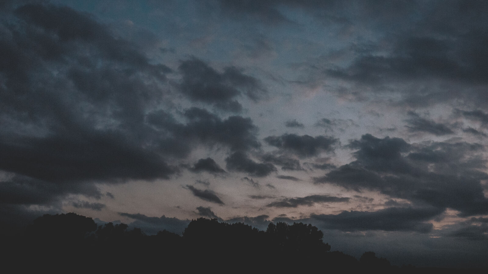 24-70mm F2.8-2.8 SSM sample photo. Clouds, dark, clouds, evening photography