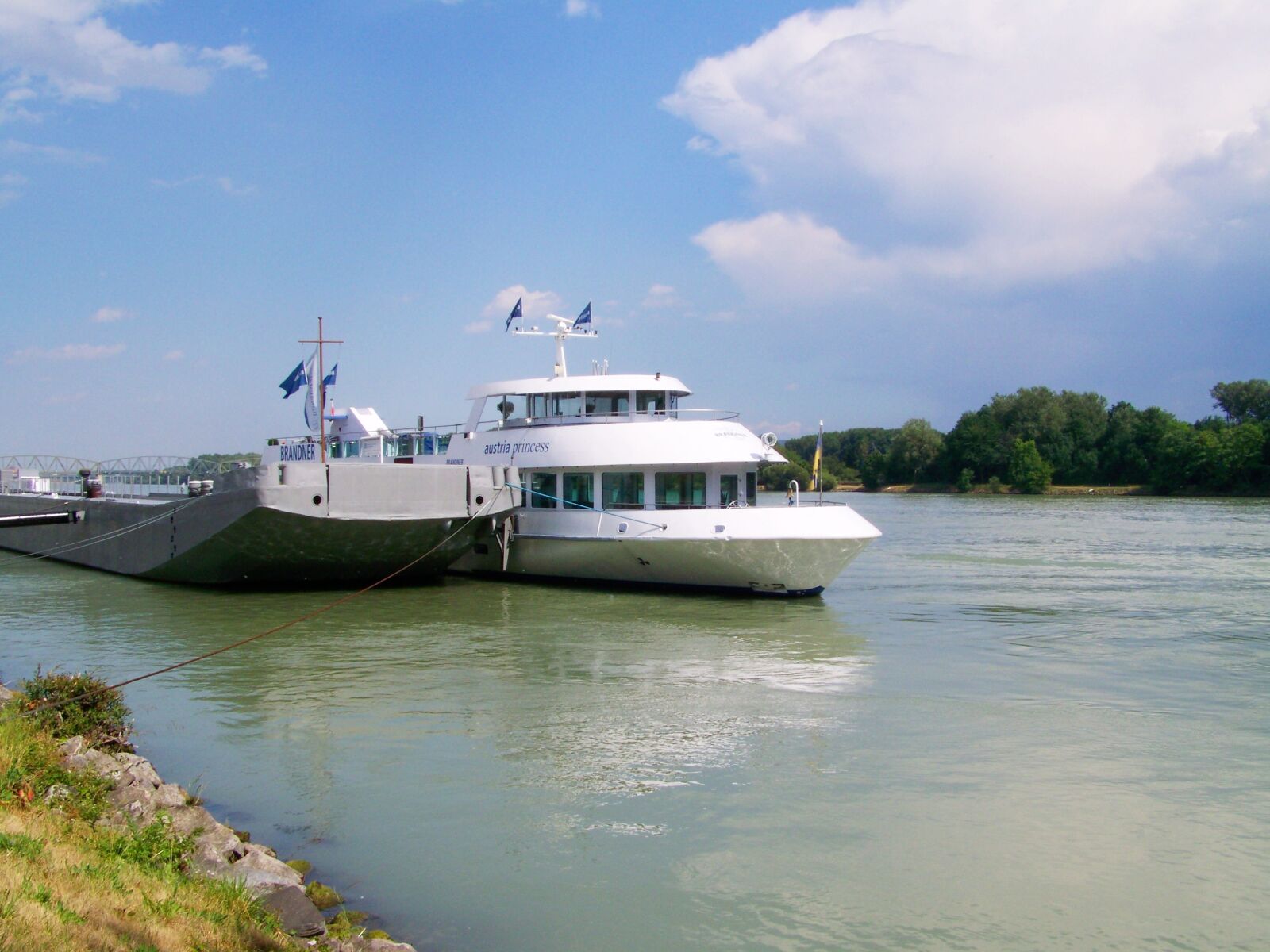 Kodak EASYSHARE ZD710 ZOOM DIGITAL CAMERA sample photo. Ships, danube river, river photography