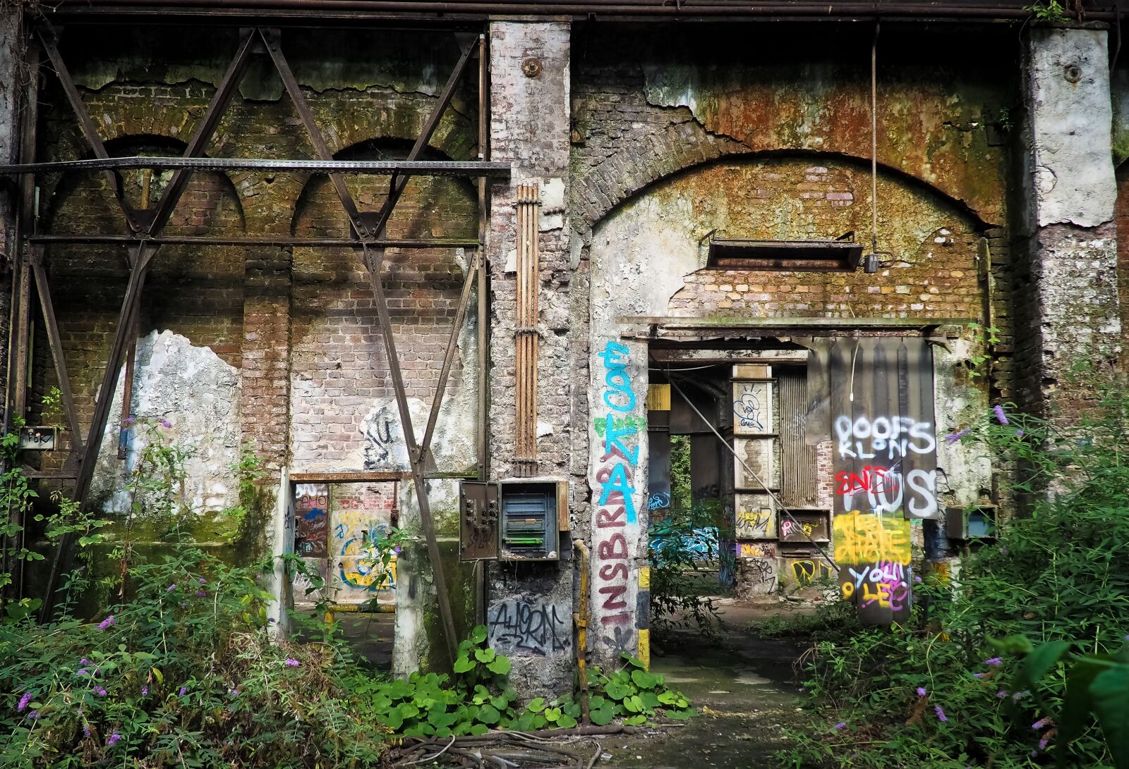 Olympus OM-D E-M10 sample photo. Lost places, rooms, abandoned photography