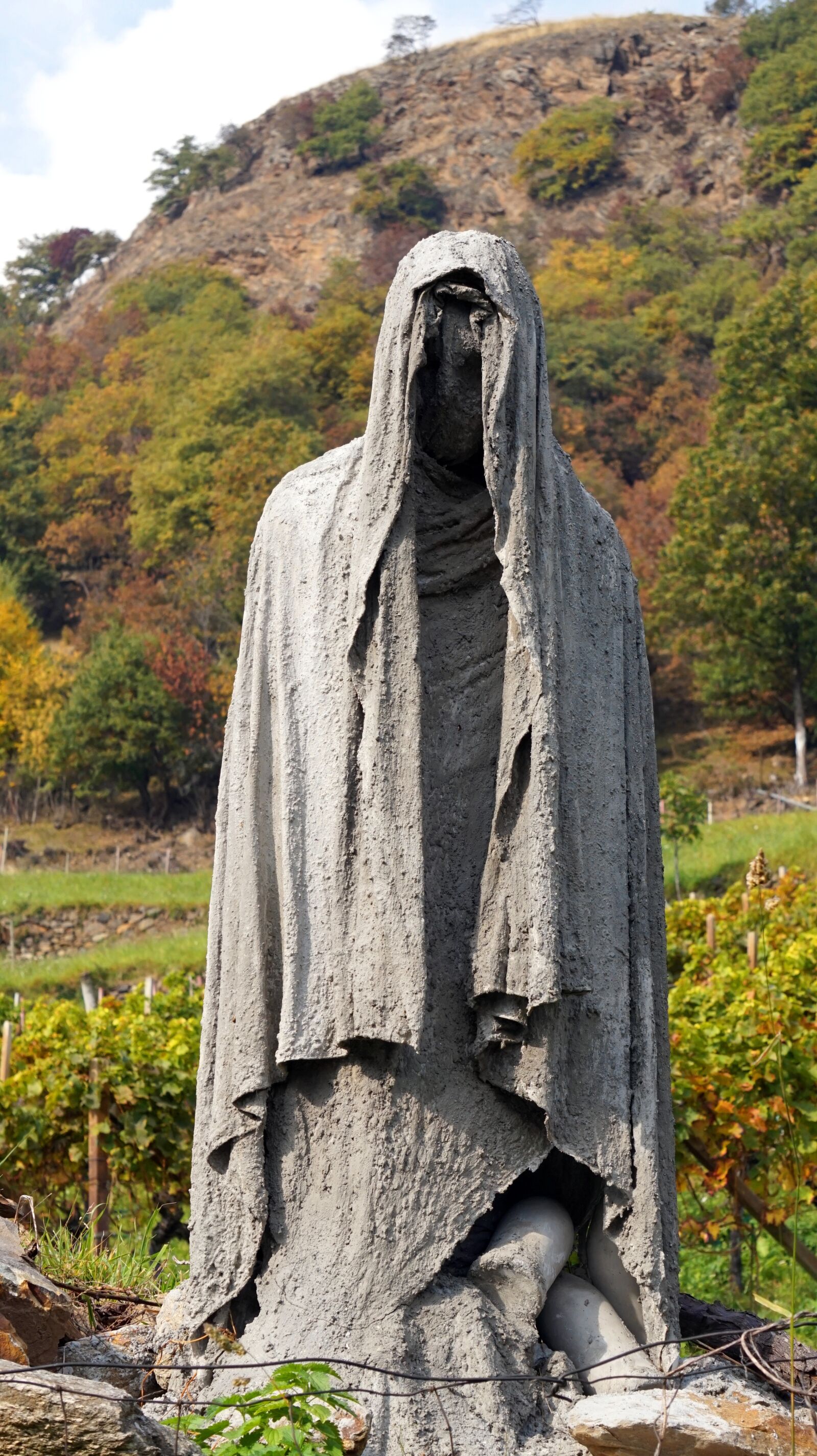 Sony Alpha a5000 (ILCE 5000) + Sony E 55-210mm F4.5-6.3 OSS sample photo. Statue, concrete, sculpture photography