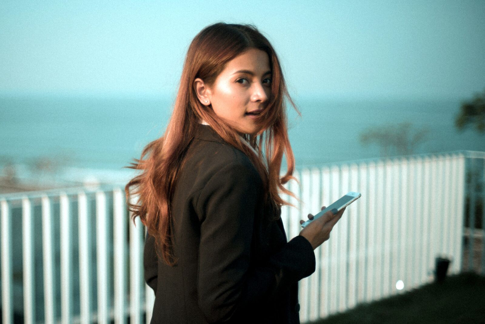 Nikon D750 sample photo. Woman looking back, holding photography