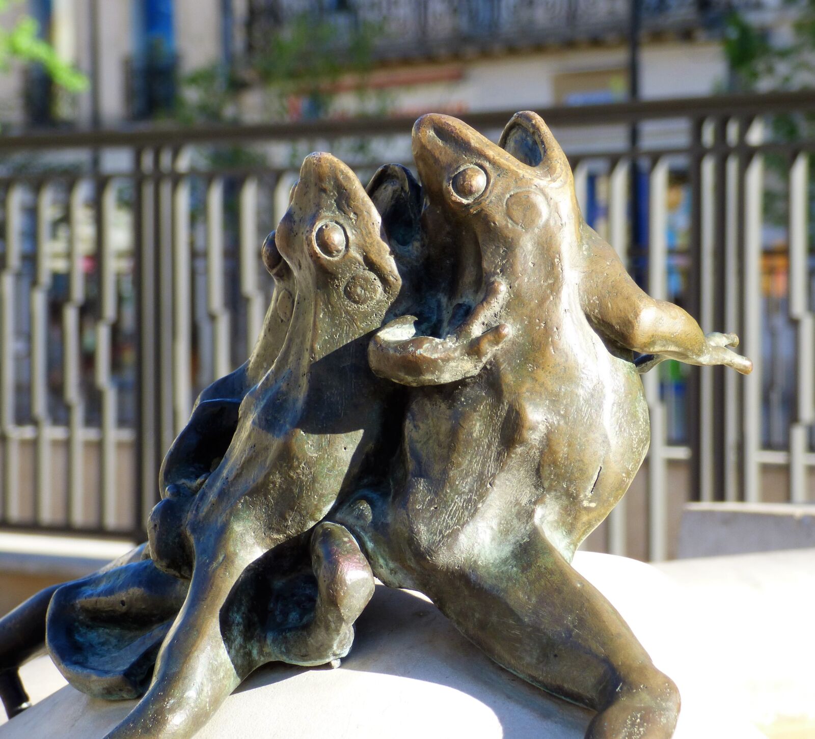Panasonic DMC-FZ72 sample photo. Sculpture, bronze, frogs photography