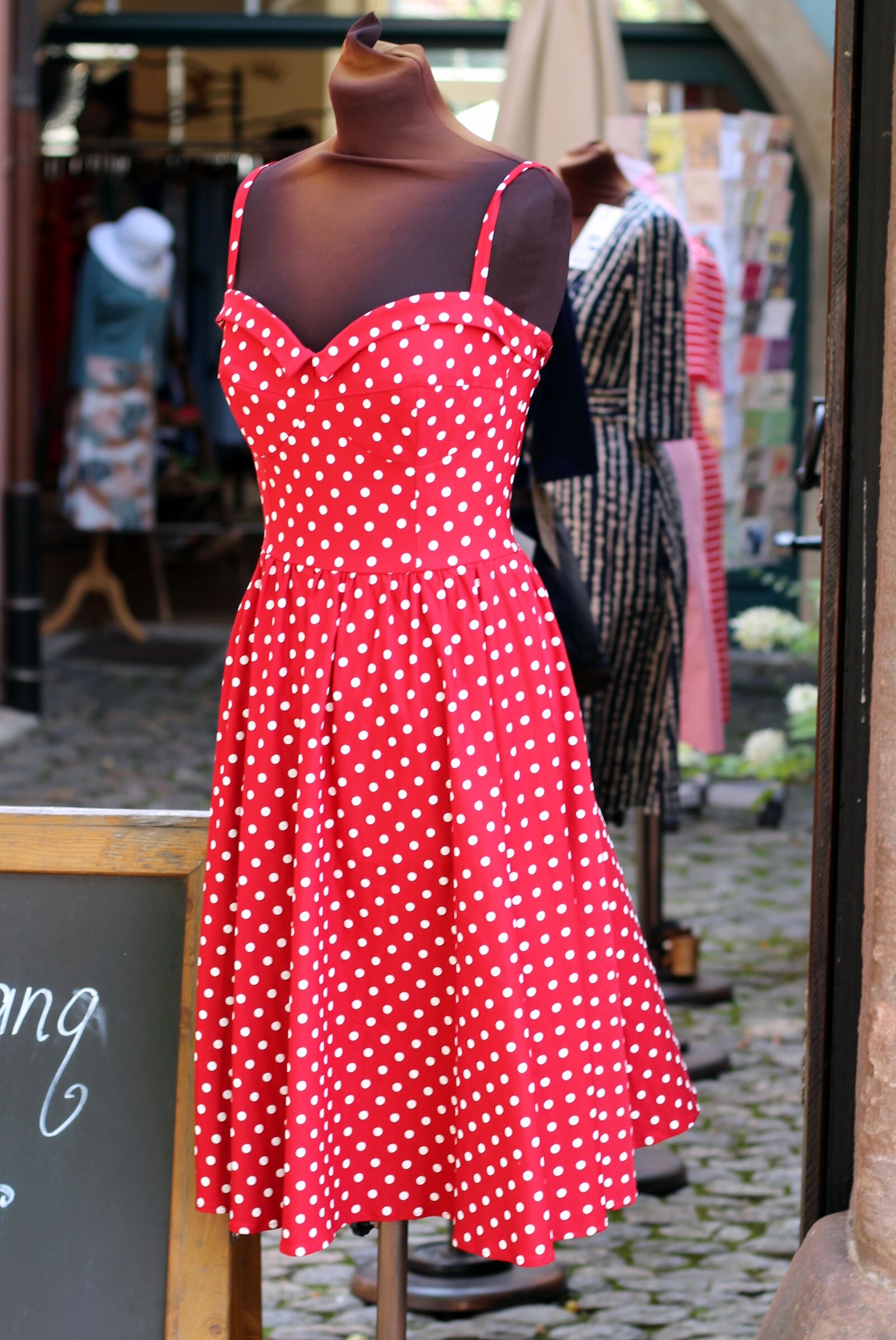 Canon EOS 600D (Rebel EOS T3i / EOS Kiss X5) + Canon EF 50mm F1.8 STM sample photo. Dress, red, with points photography