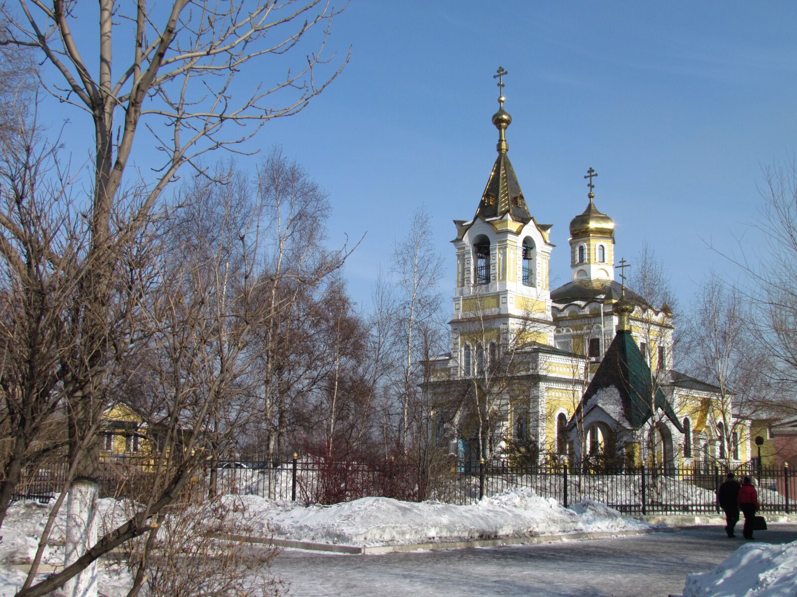 Храмы приморского края. Покровская Церковь Уссурийск. Церковь Покрова Пресвятой Богородицы Уссурийск. Церковь в Уссурийске Приморский. Церковь Покрова в Никольск Уссурийском.