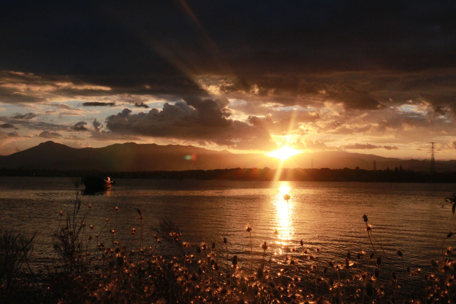 Canon EOS 750D (EOS Rebel T6i / EOS Kiss X8i) sample photo. Light, sunset, clouds photography