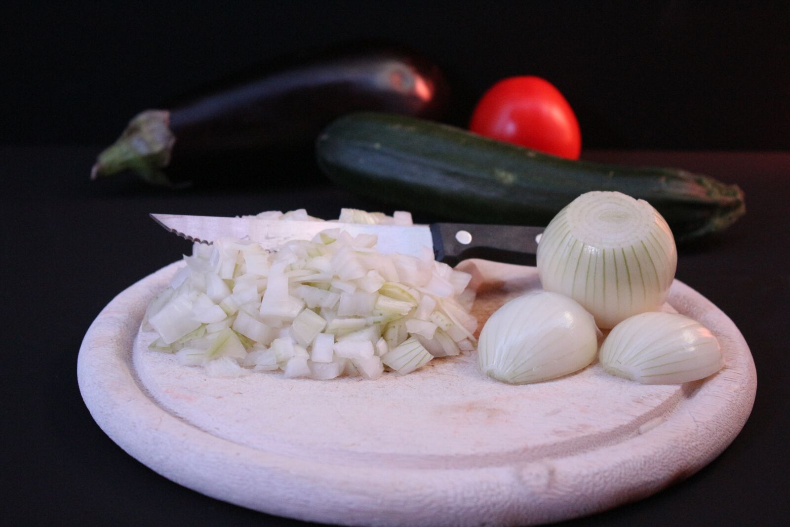 Canon EF-S 18-55mm F3.5-5.6 IS sample photo. Onion, pieces, food photography