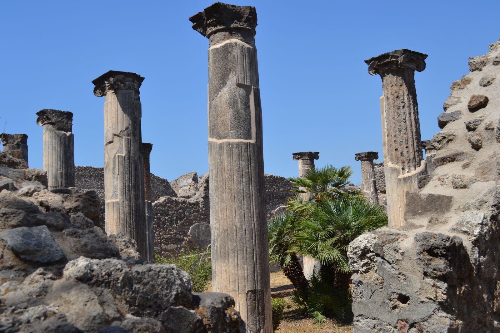 Nikon D3100 sample photo. Columns, italy, archaeology photography
